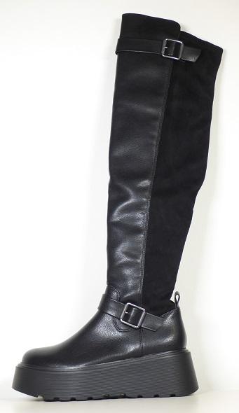 Stiefel, Größe 38, Foto siehe Anlage,
- mit Laufsohlen (Plateausohlen) aus laut Antrag Kunststoff,
- mit Oberteil aus Kunststoff (Spinnstoff mit einer mit bloßem Auge wahrnehmbaren Außenschicht
  aus Kunststoff; den größten Teil der Außenfläche bildend) und Spinnstoff,
- an der unteren Innenseite mit einem Reißverschluss,
- im unteren Schaftbereich sowie am oberen Rand mit einem Zierriemen mit Schnallenverschluss,
- im Bereich der Ferse mit einer Anziehhilfe,
- den Knöchel und die Wade bedeckend,
- ohne Metallschutz in der Vorderkappe.

"Schuhe, andere als in der Position 6401 genannte, mit Laufsohlen und Oberteil aus Kunststoff,
 andere als in den Unterpositionen (HS) 6402 12 bis 6402 20 genannte, den Knöchel bedeckend,
 andere als in der Unterposition (KN) 6402 9110 genannte"