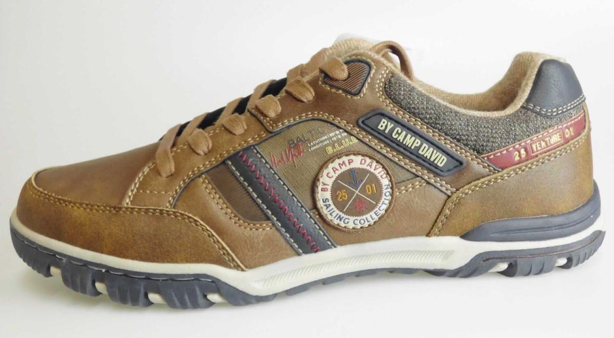 Halbschuhe (lt. Antrag: "Straßenschuhe", Größe 42, Foto siehe Anlage)
- mit Laufsohlen aus (lt. Antrag) Kunststoff,
- mit Oberteil (geschlossenes Blatt) aus Kunststoff (Spinnstoff mit einer mit bloßem Auge wahrnehmbaren 
  Außenschicht aus Kunststoff; den größten Teil der Außenfläche bildend, damit keine Ware der Position 6404)
  und Spinnstoff,
- auf das Oberteil sind Verstärkungsteile aus Spinnstoff und Kunststoff aufgesetzt,
- mit Schnürsenkelverschluss,
- nicht den Knöchel bedeckend, 
- ohne Metallschutz in der Vorderkappe,  
- mit einer Länge der Innensohle von ca. 28,5 cm,
- als Männerschuhe erkennbar.

"Schuhe, andere als in der Position 6401 genannte mit Laufsohlen und Oberteil aus Kunststoff, andere als in 
 den Unterpositionen 6402 1210 bis 6402 9991 genannte, für Männer"