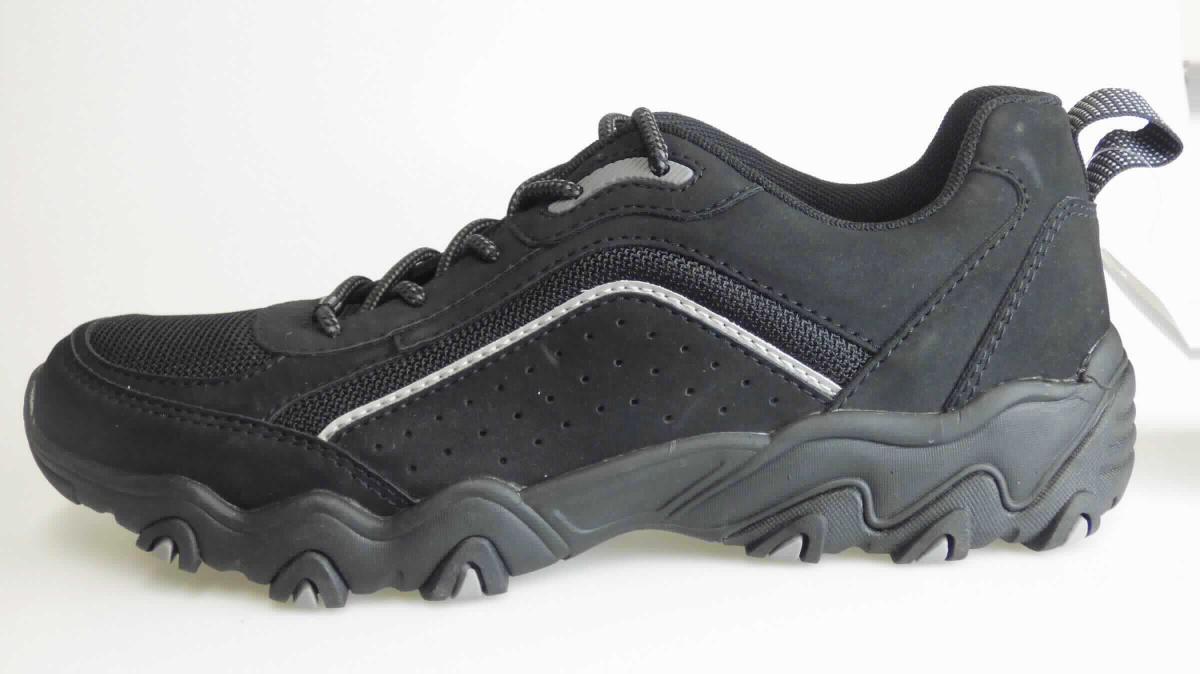 Halbschuhe (lt. Antrag: "Straßenschuhe", Größe 42, Foto siehe Anlage)
- mit Laufsohlen aus (lt. Antrag) Kunststoff,
- mit Oberteil (geschlossenes Blatt) aus Kunststoff (Spinnstoff mit einer mit bloßem Auge wahrnehmbaren 
  Außenschicht aus Kunststoff; den größten Teil der Außenfläche bildend, damit keine Ware der Position 6404)
  und Spinnstoff,
- auf das Oberteil sind Verstärkungsteile aus Spinnstoff und Kunststoff aufgesetzt,
- mit Schnürsenkelverschluss,
- nicht den Knöchel bedeckend, 
- ohne Metallschutz in der Vorderkappe,  
- mit einer Länge der Innensohle von ca. 28,5 cm,
- als Männerschuhe erkennbar.

"Schuhe, andere als in der Position 6401 genannte mit Laufsohlen und Oberteil aus Kunststoff, andere als in 
 den Unterpositionen 6402 1210 bis 6402 9991 genannte, für Männer"