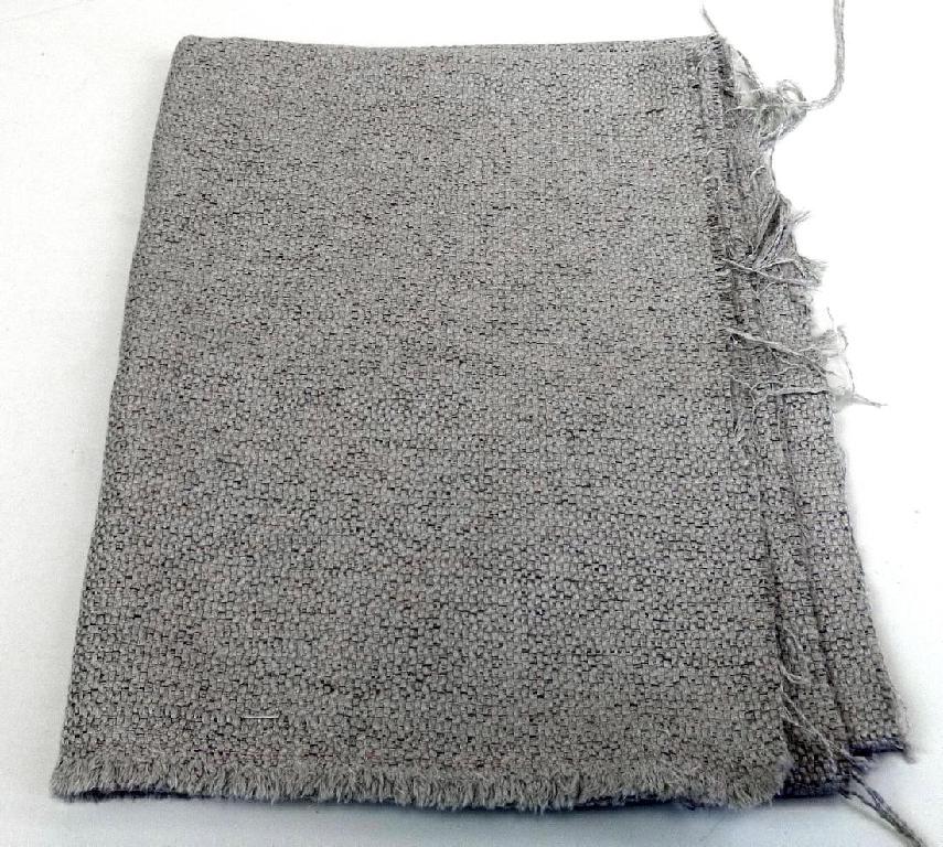 Gewebe, sog. Möbelbezugsstoff, Foto siehe Anlage,
- als Meterware, mit einer Breite von mehr als 30 cm,
- laut Untersuchungsergebnis:
-- mit Kettgarnen aus texturierten synthetischen Filamenten (laut Antrag Polyester),
-- mit Schussgarnen aus sog. Effektgarnen, bestehend aus texturierten synthetischen Filamenten
   (laut Antrag Polyester) und einem Garn aus synthetischen Spinnfasern (laut Antrag Polyester),
-- mit einem Gesamtanteil an:
--- texturierten synthetischen Filamenten (Polyester) von ca. 89 GHT,
--- synthetischen Spinnfasern (Polyester) von ca. 11 GHT,
-- auf der Rückseite geraut und mit dem bloßen Auge nicht wahrnehmbar dünn mit Kunststoff bestrichen,
-- buntgewebt, somit keine Ware der Unterposition 5407 5200,
-- in Musterbindung.

"Gewebe aus Garnen aus synthetischen Filamenten, anderes als in den Unterpositionen 5407 10 bis
 5407 44 genannte, mit einem Anteil an texturierten Polyester-Filamenten von mehr als 85 GHT,
 buntgewebt"