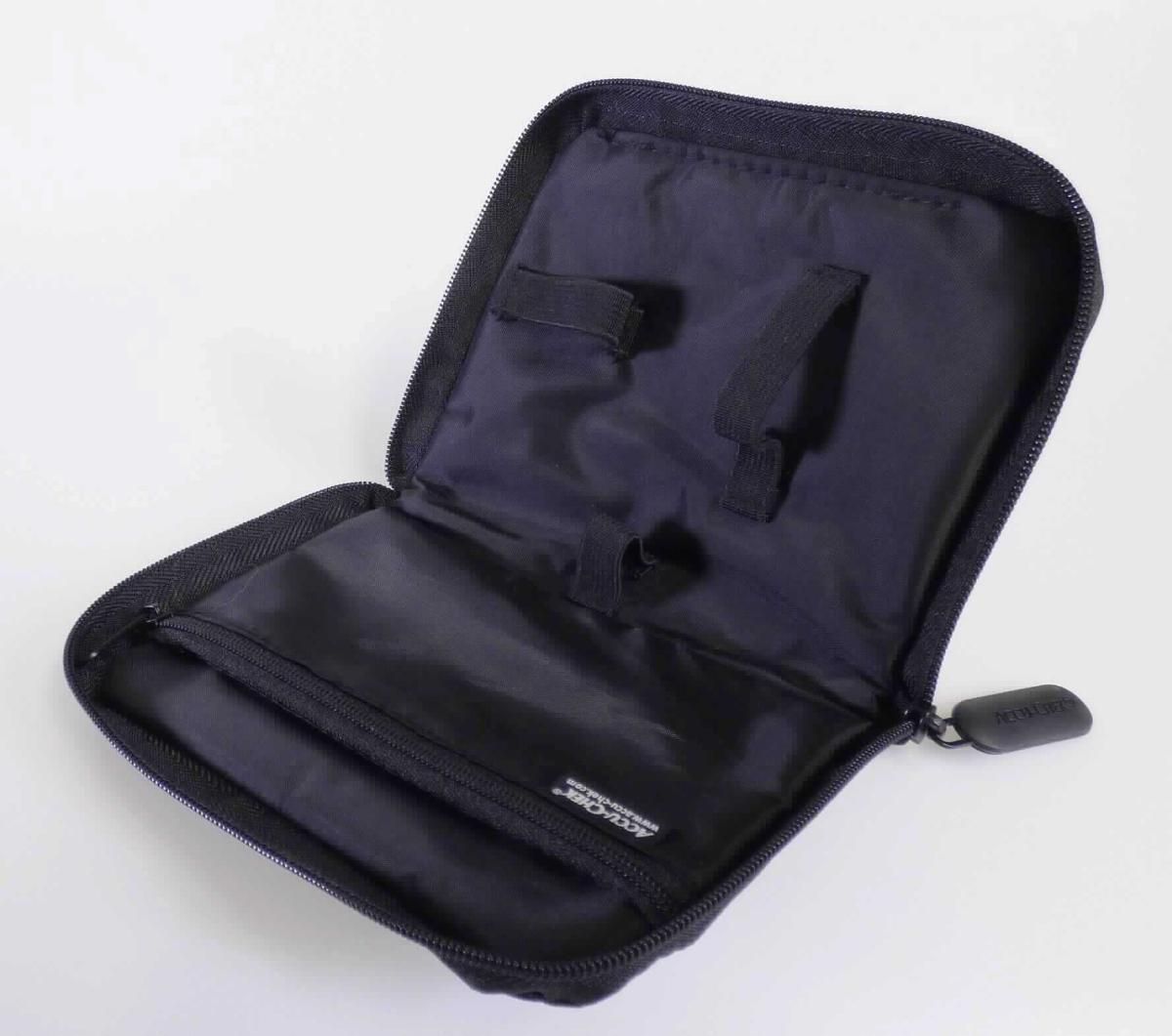 Ähnliches Behältnis (Tasche für Blutzuckermessgerät), sog. ACCU-CHEK INTL CARRY CASE 2014, 
Foto siehe Anlage,
- mit einer Außenseite aus Spinnstoffen, 
- aufklappbar; mit einem dreiseitig umlaufenden Reißverschluss,
- innen gepolstert und gefüttert sowie mit einem Reißverschlussfach und drei elastischen Schlaufen
  ausgestattet, 
- in den Abmessungen von ca. 11 cm (Breite) x 15 cm (Höhe) x 3 cm (Tiefe), 
- zur Aufnahme und zum Transport eines Blutzuckermessgerätes mit Zubehör bestimmt, 
- ohne Hinweise auf Handarbeit.

"Taschen- oder Handtaschenartikel, (Tasche für Blutzuckermessgerät), mit Außenseite aus Spinnstoffen,
nicht handgearbeitet"