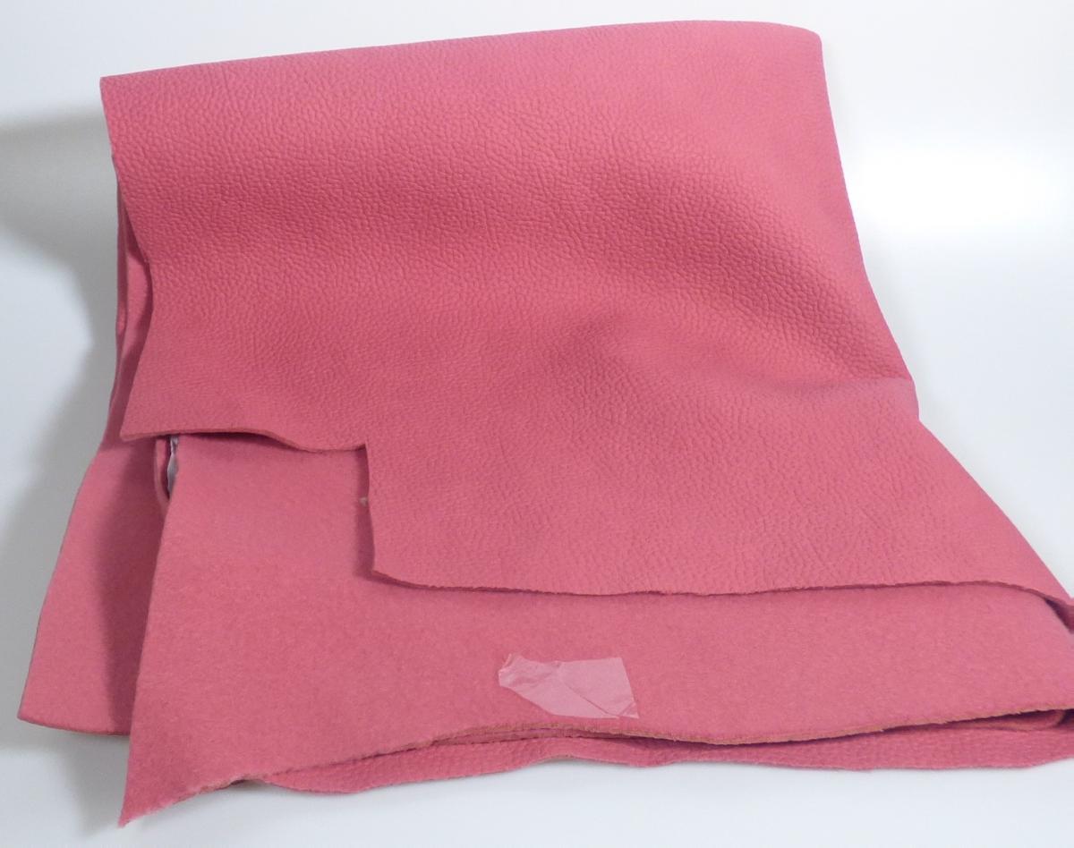 Textillaminat, Foto siehe Anlage,
- als Meterware, mit einer Breite von mehr als 30 cm,
- laut Untersuchungsergebnis:
-- aus drei mit ihrer ganzen Fläche aufeinander liegenden und so miteinander durch Kleben verbundenen
   Lagen:
--- mit einer Oberlage (Schauseite):
---- aus einem gerauten, geprägten und bedruckten (somit keine Ware der Unterposition 6005 37)
      Kettengewirke aus synthetischen Chemiefasern,
---- kein Samt, Plüsch, Schlingengewirke oder Schlingengestricke,
---- keine Elastomergarne oder Kautschukfäden enthaltend,
--- mit einer Zwischenlage:
---- aus einem gerauten Kuliergewirke aus synthetischen Chemiefasern,
---- keine Elastomergarne oder Kautschukfäden enthaltend,
--- mit einer Unterlage:
---- aus einem gerauten Kuliergewirke aus synthetischen Chemiefasern,
---- keine Elastomergarne oder Kautschukfäden enthaltend,
- das die Schauseite bildende Kettengewirke verleiht der Ware insbesondere im Hinblick auf die 
  Verwendung als Möbelbezugsstoff ihren wesentlichen Charakter.

"Kettengewirke, anderes als solche der Positionen 6001 bis 6004, aus synthetischen Chemiefasern,
  anderes als in der Unterposition 6005 35 genannte, bedruckt"