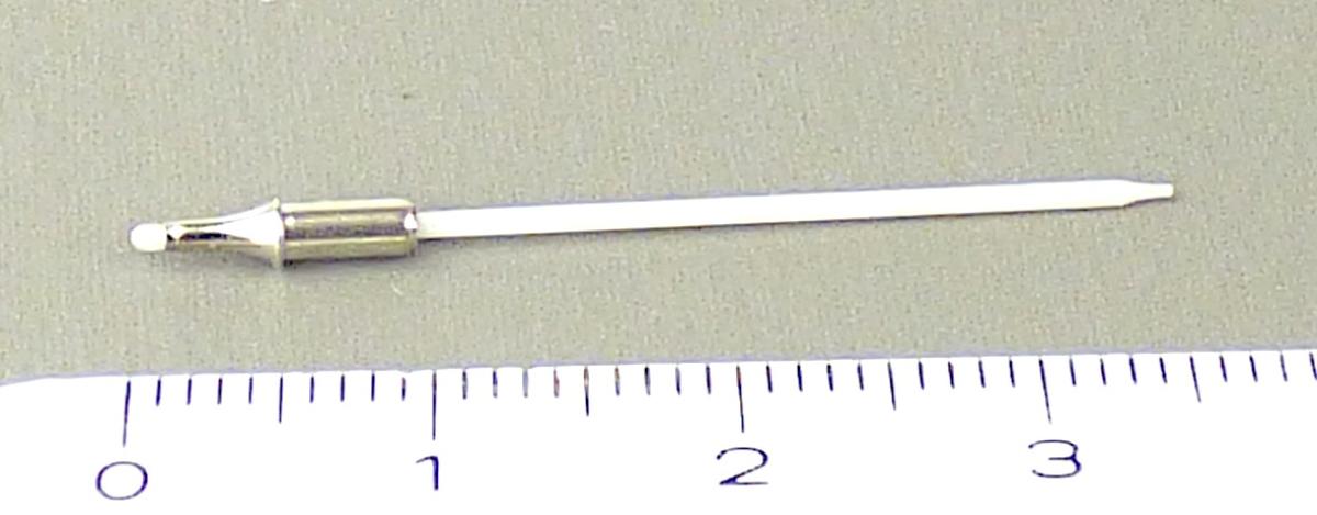 Es handelt sich bei dem sog. „Fineliner Docht“ um eine Metallgefasste Spitze aus Kunststoff mit den Abmessungen 0,86 mm x 35,00 mm. Das Fasern enthaltende Erzeugnis besitzt einen Innenkanal zum Transport von Tinte und stellt sich als Teil eines Schreibgerätes dar.

Die Ware ist als erkennbares "Teil eines Stiftes mit poröser Spitze; Schreibfederspitze, Fasern enthaltend, mit Innenkanal" einzureihen.