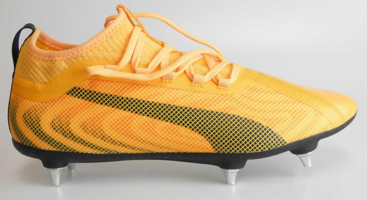 Rugbyschuhe (lt. Antrag: "Artikelnummer 105822, PUMA ONE 20.2 SG", Größe UK 8, Foto siehe Anlage)
- mit Laufsohlen aus (lt. Antrag) Kunststoff, mit 6 Stollen versehen,
- mit Oberteil aus Spinnstoff (den größten Teil der Außenfläche bildend; somit keine Ware der Position 6402) 
  und Leder,
- auf das Oberteil sind Verstärkungsteile aus Spinnstoff und Kunststoff aufgesetzt,
- mit Schnürsenkelverschluss.

"Schuhe (Sportschuhe) mit Laufsohlen aus Kunststoff und Oberteil aus Spinnstoffen"