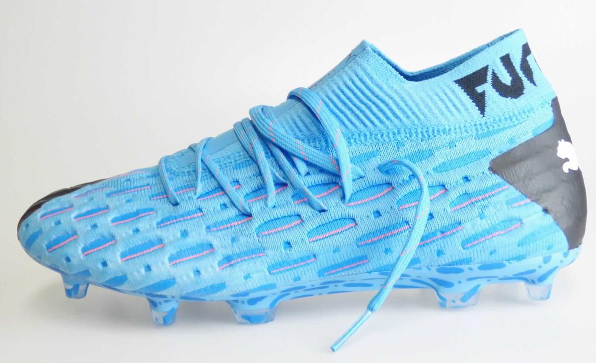 Fußballschuhe (lt. Antrag:"Future 5.1 Netfit FG/AG", Art.-Nr.: 105755, Foto siehe Anlage)
- mit Laufsohlen aus (lt. Antrag) Kunststoff, mit 13 stollenähnlichen Vorrichtungen versehen,
- mit Oberteil aus Spinnstoff,
- mit Kunststoff verstärkt,
- über dem Spann mit einer Schnürvorrichtung.

"Schuhe (Sportschuhe) mit Laufsohlen aus Kunststoff und Oberteil aus Spinnstoffen"