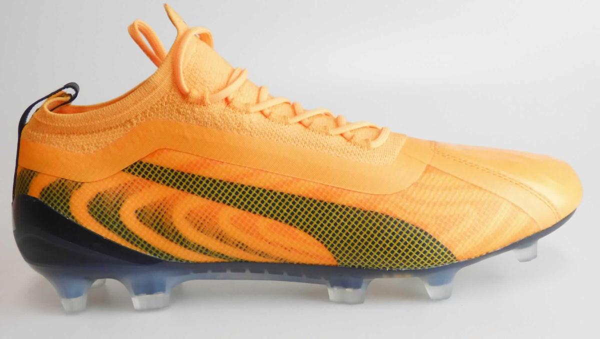 Fußballschuhe (lt. Antrag: "Artikelnummer 105743, PUMA ONE 20.1 FG/AG", Größe UK 8, Foto siehe Anlage)
- mit Laufsohlen aus (lt. Antrag) Kunststoff, mit 13 stollenähnlichen Vorrichtungen versehen,
- mit Oberteil aus Kunststoff (Spinnstoff mit einer mit bloßem Auge wahrnehmbaren Außenschicht aus Kunststoff,
  den größten Teil der Außenfläche bildend, somit keine Ware der Position 6404), Leder und Spinnstoff,
- auf das Oberteil sind Verstärkungsteile aus Spinnstoff und Kunststoff aufgesetzt,
- mit Schnürsenkelverschluss.

"Schuhe (Sportschuhe), andere als in der Position 6401 genannte, mit Laufsohlen und Oberteil aus Kunststoff, 
 andere als in den Unterpositionen 6402 1210 und 6402 1290 genannte"