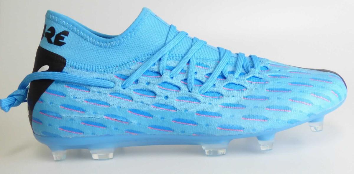 Fußballschuhe (lt: Antrag: "Artikelnummer 105784, Future 5.2 Netfit FG/AG", Foto siehe Anlage)
- mit Laufsohlen aus (lt. Antrag) Kunststoff, mit 13 stollenähnlichen Vorrichtungen versehen,
- mit Oberteil aus Spinnstoff,
- mit Kunststoff und Spinnstoff verstärkt,
- über dem Spann mit einer Schnürvorrichtung.

"Schuhe (Sportschuhe) mit Laufsohlen aus Kunststoff und Oberteil aus Spinnstoffen"
