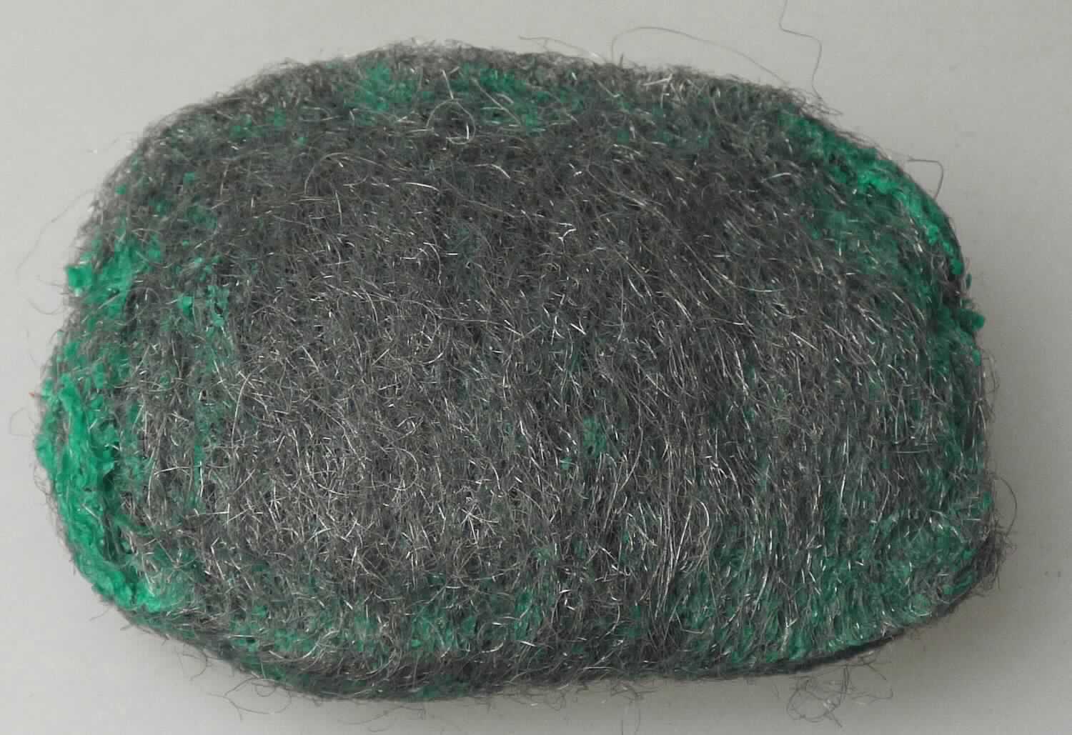 Stahlwolle- Pads

Bei der Ware handelt es sich um ein aus verschiedenen Bestandteilen zusammengesetztes Erzeugnis. Dieses besteht aus dünnen, miteinander verwickelten Drähten aus Stahl (Stahlwolle), die einen ovalen Schwamm mit einer Länge von ca. 7 cm, einer Breite von ca. 5 cm und einer Höhe von ca. 1 cm ergeben. Der Schwamm ist mit einer grünen, festen Seife getränkt. Das Erzeugnis wird zum Reinigen verwendet. Der Charakter der zusammengesetzten Ware wird durch die Stahlwolle bestimmt.

Die Ware ist als "Schwämme, zum Scheuern, Polieren oder dergleichen" in die Codenummer 7323 1000 00 0 des Zolltarifs einzureihen.