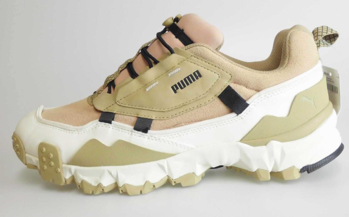 Halbschuhe (lt. Antrag: "Artikelnummer 371475, Trailfox Overland Persain Gulf", Größe UK 8, Foto siehe Anlage) 
- mit Laufsohlen aus (lt. Antrag) Kautschuk, 
- mit Oberteil (geschlossenes Blatt) aus Kunststoff (Spinnstoff mit einer mit bloßem Auge wahrnehmbaren 
  Außenschicht aus Kunststoff; den größten Teil der Außenfläche bildend) und Leder,
- auf das Oberteil sind Verstärkungsteile aus Kunststoff, Leder und Spinnstoff aufgesetzt,
- über dem Spann mit einer elastischen Kordel mit Kordelstopper,
- nicht den Knöchel bedeckend, 
- ohne Metallschutz in der Vorderkappe, 
- mit einer Länge der Innensohle von ca. 27,4 cm,
- nicht als Männer- oder Frauenschuhe erkennbar.

"Schuhe, andere als in der Position 6401 genannte, mit Laufsohlen aus Kautschuk und Oberteil aus Kunststoff, 
 andere als in den Unterpositionen 6402 1210 bis 6402 9991 genannte, nicht als Männer- oder Frauenschuhe 
 erkennbar"