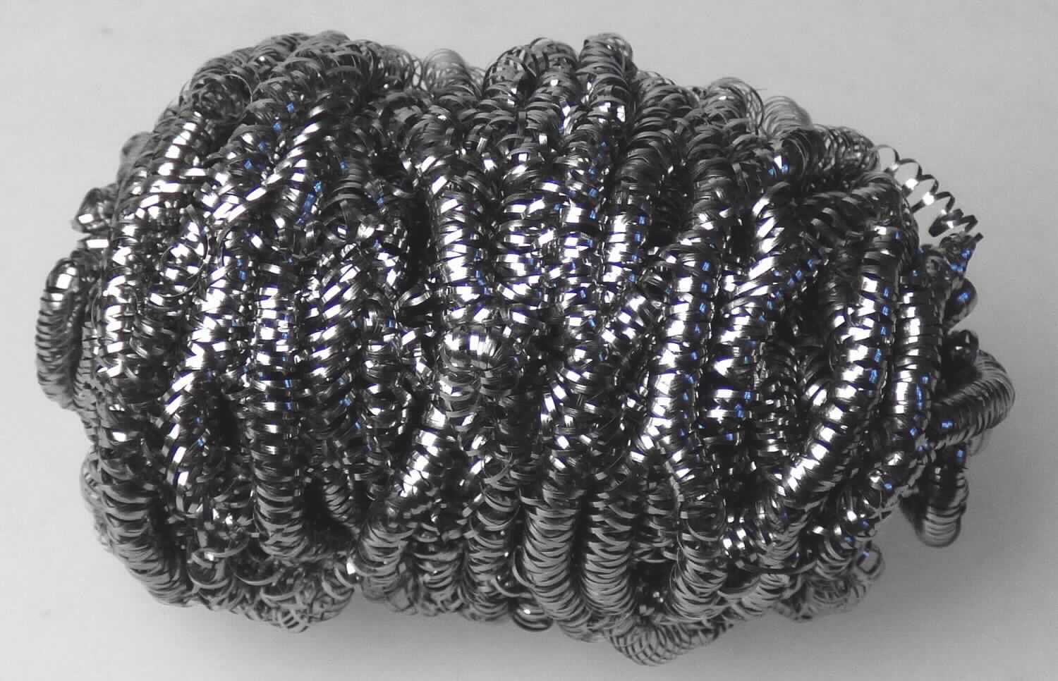 Stahlschwamm

Bei der Ware handelt es sich um einen spiralförmig verwickelten Draht aus nicht rostendem Stahl, der zu einem zylinderförmigen Schwamm mit einer Länge von ca. 6 cm und einem Durchmesser von ca. 4 cm verwickelt ist. Das Erzeugnis wird zum Reinigen verwendet.

Die Ware ist als "Schwämme, zum Scheuern, Polieren oder dergleichen" in die Codenummer 7323 1000 00 0 des Zolltarifs einzureihen.