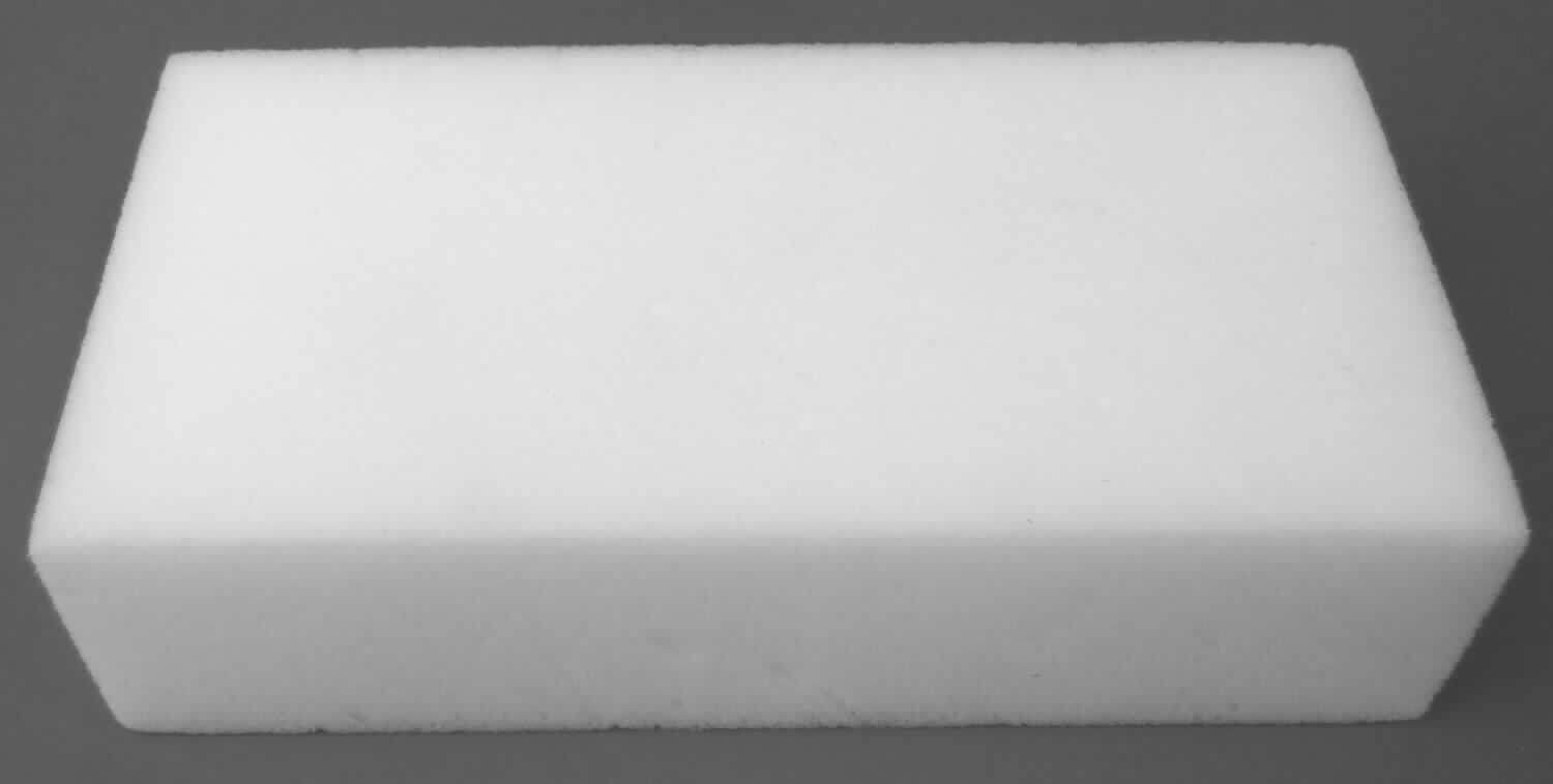 Angaben des Antragstellers:
Schmutzradierer aus 100 % Melaminharz

Feststellungen an einem Warenmuster:
Es wurde ein weißer, rechteckiger Block (ca. 12,5 x 4 x 3 cm) aus einem Zellkunststoff vorgelegt.

Befund:
Es handelt sich um einen regelmäßigen Block aus Zellkunststoff (Melaminharz) im Sinne der Unterposition (KN) 3921 1900.