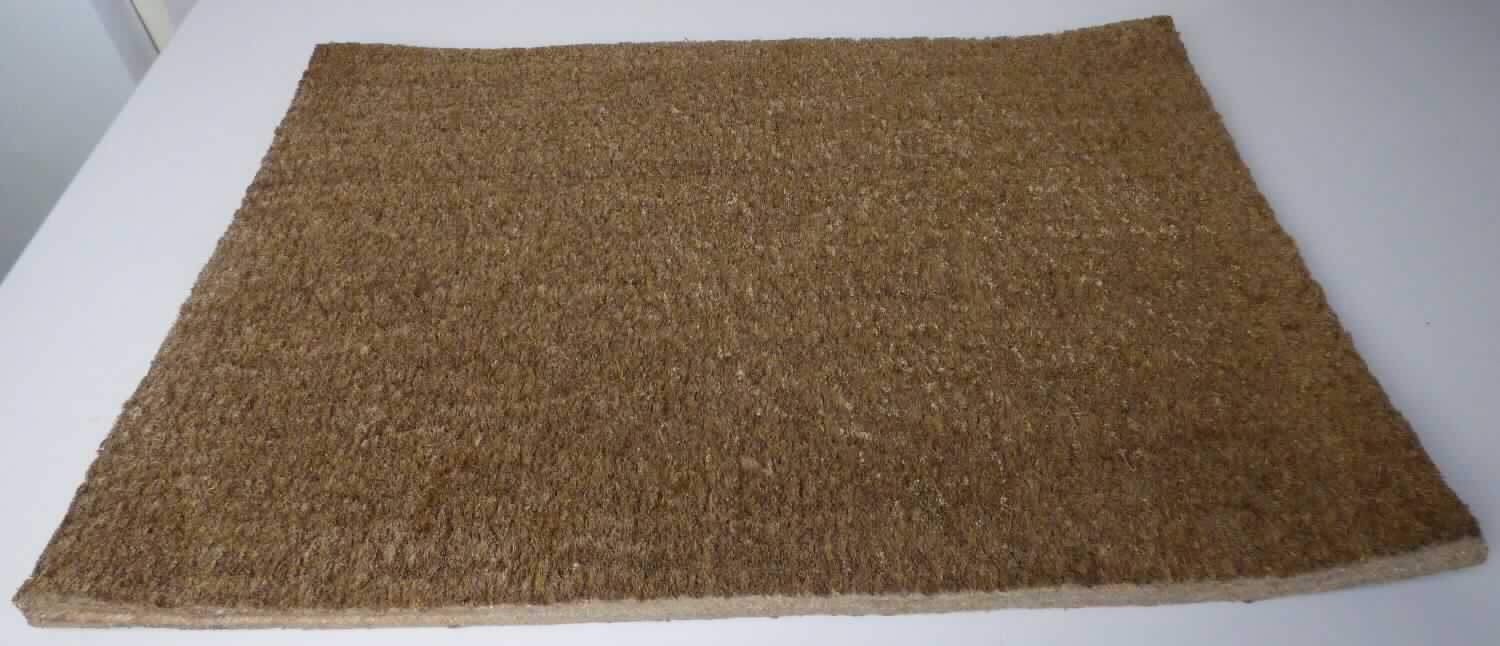 Fußmatte, sog. Kokosmatte, Art. NAN7140868, Foto siehe Anlage,
- rechteckig; in den Abmessungen von ca. 60 cm x 40 cm,
- laut Untersuchungsergebnis:
-- aus Kokosfasern (pflanzlicher Spinnstoff), 
-- gewebt; mit Flor; weder getuftet noch beflockt,
-- ohne Hinweise aus Handarbeit,
-- im Randbereich mit einer Rückenbeschichtung versehen,
- kein Kelim, Sumak, Karamanie oder denen ähnlicher handgewebter Teppich,
- die Ware weist aufgrund ihrer Dicke, Steifheit und Widerstandsfähigkeit die charakteristischen Merkmale eines
  Fußbodenbelages auf.

"Fußbodenbelag, aus Spinnstoffen, gewebt, weder getuftet noch beflockt, kein Kelim, Sumak, Karamanie
 oder ähnlicher handgewebter Teppich, aus Kokosfasern"