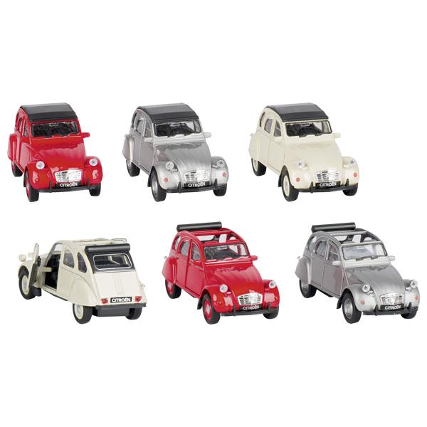 Modell mit eingebautem Motor, sog. "Citroen 2CV, 6fach, 11,7cm, 12er Display, Art. 12180",
- im Spritzgussverfahren hergestelltes Modell eines Personenkraftfahrzeuges in Form
  eines Citroen 2CV,
- in den Abmessungen von ca. 11,7 x 4,5 x 4,5 cm (L x B x H),
- mit einer Karosserie aus silberfarben lackiertem Metall,
- mit Unterboden und Innenraum aus Kunststoff und Rädern aus Kunststoff oder Kautschuk,
- mit aufklappbaren Türen und beweglichen Rädern,
- mit einem Rückzugmotor ausgestattet,
- dient der spielerischen Unterhaltung von Kindern,
- mit einem Verkaufsetikett aus Pappe für den Einzelverkauf aufgemacht.
Auf Grund des äußeren Erscheinungsbildes bestimmt das Metall den Charakter der aus verschiedenen Stoffen bestehenden Ware.

Die Ware ist zolltarifrechtlich als "anderes Modell als von den Unterpositionen (KN) 9503 0010 bis
9503 0070 erfasst, mit eingebautem Motor, nicht aus Kunststoff" einzureihen.