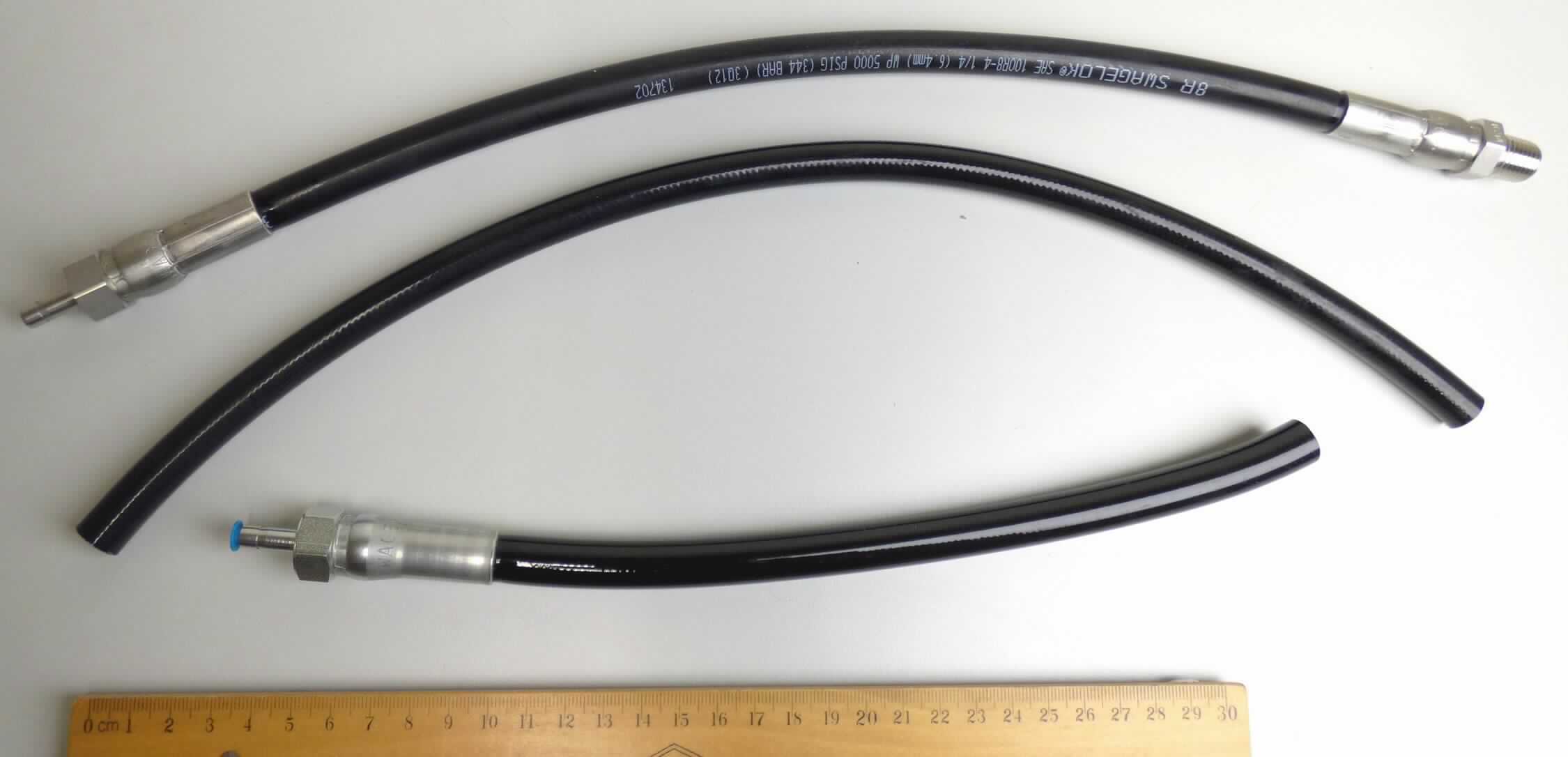 Angaben des Antragstellers:
Konfektionierte Thermoplastikschläuche mit beidseitigen Endanschlüssen aus Edelstahl
Das Schlauchmaterial besteht aus einem schwarzen Polyurethan-Außenmantel, einer Gewebeverstärkung sowie einem Nylon-Innenschlauch. Die Schläuche sind in verschiedenen Längen und mit verschiedenen Endanschlüssen erhältlich. Gemäß Datenblatt werden die Schläuche bei Arbeitsdrücken bis 344 bar (= 34,4 MPa) betrieben.

Feststellungen an Warenmustern:
Es wurden drei schwarze, flexible, gewebeverstärkte Schläuche vorgelegt, welche teilweise mit verschiedenen Anschlussstücken aus Metall ausgestattet sind.

Befund:
Es handelt sich um biegsame, verstärkte Schläuche aus Kunststoff, die einem Druck von 27,6 MPa oder mehr standhalten, im Sinne der Unterposition (KN) 3917 3100.