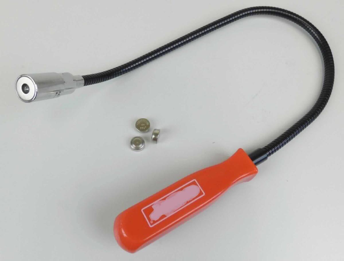 Flexibler Magnet mit LED, Art. B24860 (Abbildung s. Anlage),
- aus einem zylindrischen Gehäuse (Lampenkopf) mit eingebauter, weiß-leuchtender LED, 
  mit Batteriefach, Drehschalter und einem dauermagnetischen Ring als Greifhilfe, angebracht 
  an einem biegsamen Stab mit Kunststoffgriff, Länge ca. 56 cm,
- gleichermaßen zur Verwendung als tragbare elektrische Leuchte und zum Aufnehmen
  kleiner metallischer Gegenstände an schwer zugänglichen Stellen,
- in einer gemeinsamen Verkaufsverpackung (Blister) mit drei Batterien (Beipack).

Die zusammengesetzte Ware aus tragbarer Leuchte und Magnet bestimmt den Charakter der Warenzusammenstellung. Ein charakterbestimmender Bestandteil der zusammengesetzten Ware ist nicht ermittelbar. 

"Tragbare elektrische Leuchte zum Betrieb mit eigener Stromquelle, kein Beleuchtungsgerät der Position 8512 (zusammengesetzte Ware aus tragbarer elektrischer Leuchte und Magnet, ohne charakterbestimmenden Bestandteil, in Warenzusammenstellung in Aufmachung für den Einzelverkauf mit nicht charakterbestimmendem Beipack)"