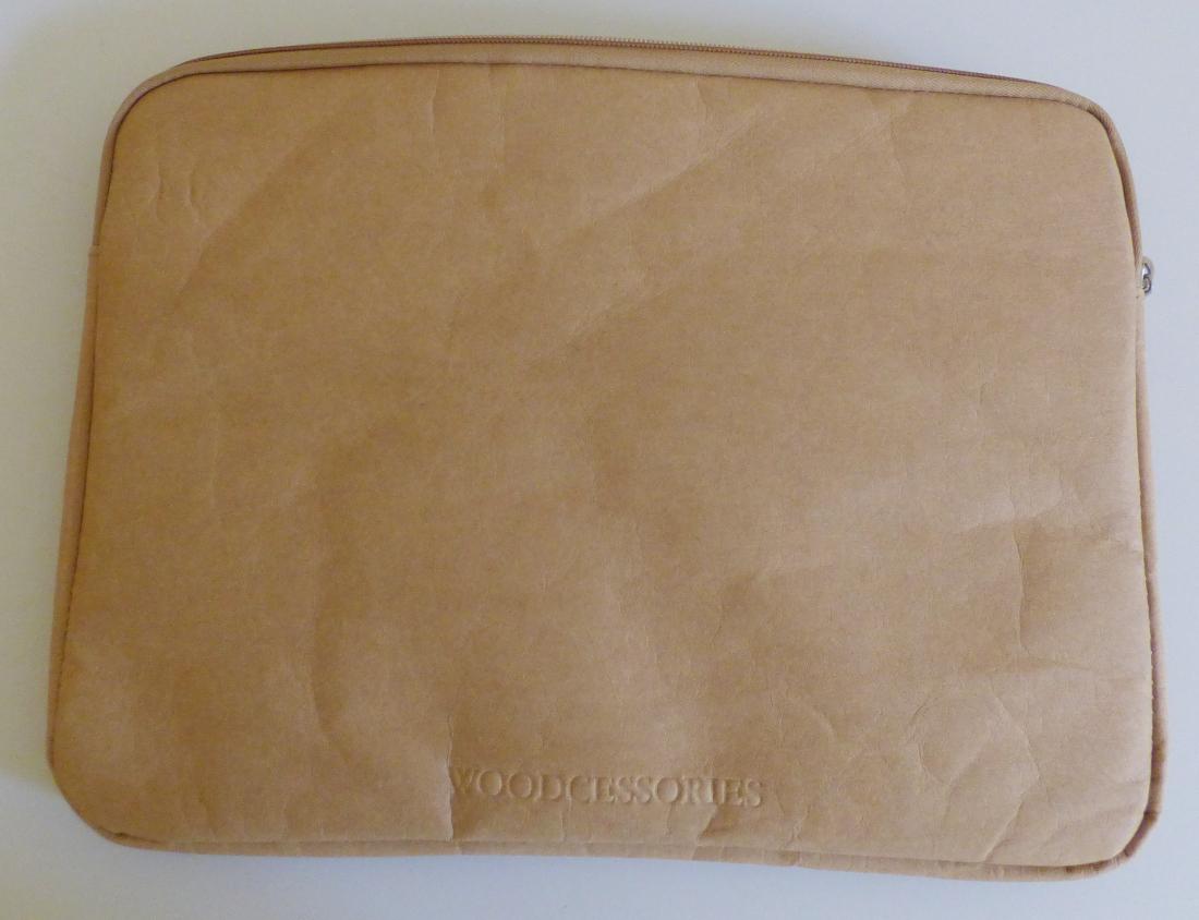 Etui für ein Notebook, sog. Eco Sleeve für Laptops, Foto siehe Anlage,
- mit einer Außenseite aus Papier (sog. Kraftpapier),
- mit einer Zwischenlage aus Vliesstoff und einer Polsterung aus Schaumkunststoff,
- mit einem entlang des oberen Rands bis zu den Seiten verlaufenden Reißverschluss,
- gefüttert; innen mit einem aufgenähten Einsteckfach mit zwei darauf aufgesetzten Fächer
  mit netzartiger Abdeckung ausgestattet,
- in den Abmessungen: ca. 36 cm (Breite) x 26 cm (Höhe) x 3 cm (Tiefe),
- dient erkennbar dem Transport und der Aufbewahrung eines Notebooks.

"Ähnliches Behältnis (Etui für ein Notebook), anderes als in den Unterpositionen 4202 1110
 bis 4202 3900 genannte, mit Außenseite aus anderen Stoffen als in den Unterpositionen
 4202 9110 bis 4202 9298 genannte"