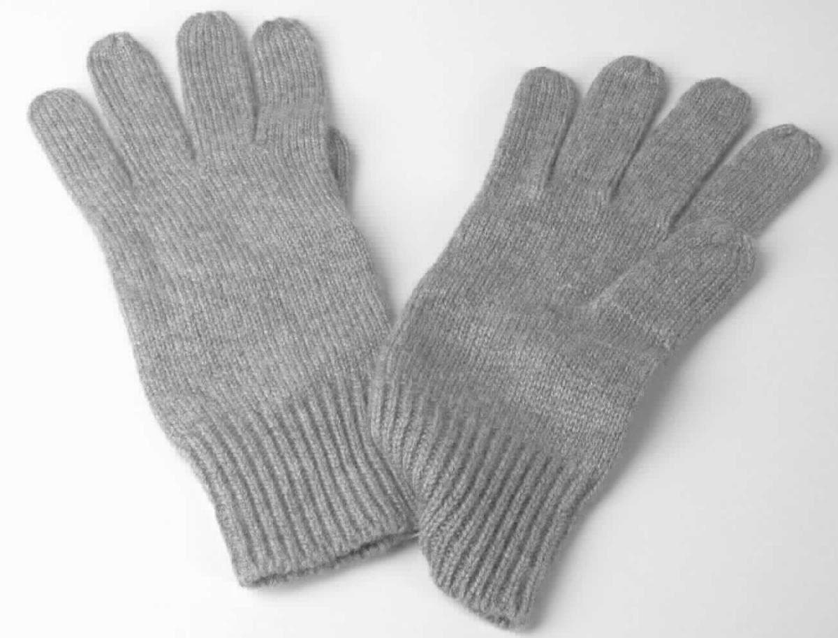 Fingerhandschuhe, sog. Damen Handschuhe, in Einheitsgröße, Foto siehe Anlage,
- in einem Polybeutel verpackt,
- als Fünffingerhandschuhe gearbeitet,
- aus ca. 1,6 mm dicken, einfarbigen Gewirken aus laut Antrag 40 % Viskose (künstliche Chemiefasern),
  20 % Kaschmir (feine Tierhaare), 20 % Wolle und 20 % Polyamid (synthetische Chemiefasern),
- am Handgelenk mit einer gerippt gewirkten, elastischen Stulpe.

"Fingerhandschuhe, aus Gewirken, andere als in der Unterposition 6116 10 genannte, aus künstlichen 
 Chemiefasern"