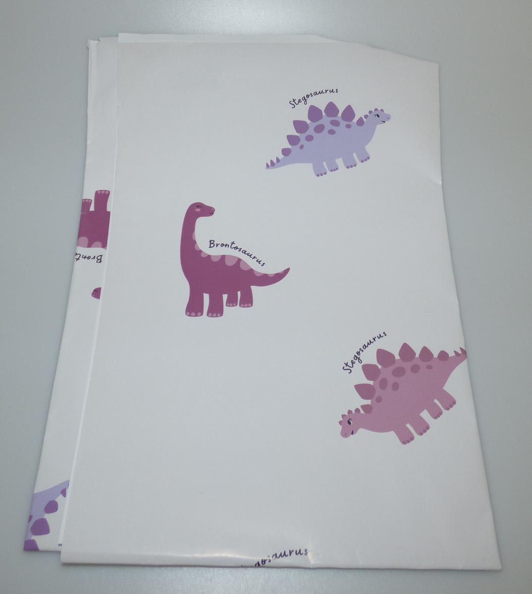 Es handelt sich um ein beidseitig mit anorganischen Stoffen gestrichenes, auf der Schauseite farbig gestreift oder gemustert bedrucktes Papier mit den Abmessungen von etwa 200 x 70 cm, aus gebleichtem und mechanisch oder chemisch-mechanischem Halbstoff aus Holz, mit einem Quadratmetergewicht von etwa 90 g, einem Aschegehalt von mehr als 3 GHT und einem Weißgrad von mehr als 60 % und weniger als 84 %. Das Papier dient als Papier zum Einpacken von Geschenken. Das aufgerollte Papier ist in Kunststofffolie eingeschweißt.

Abbildung siehe Anlage.

Derartige Waren gehören als "andere Papiere, beidseitig mit anorganischen Stoffen gestrichen, ausgenommen alle anders gestrichenen oder überzogenen Papiere von der Art, wie sie als Schreibpapiere, Druckpapiere oder als Papiere zu anderen grafischen Zwecken verwendet werden, mit einem Gehalt an Fasern, in einem mechanischen oder chemisch-mechanischen Aufbereitungsverfahren gewonnen, von mehr als 10 GHT, bezogen auf die Gesamtfasermenge, auch bedruckt, in Rollen" zur Codenummer 4810 2930 80 0 des Zolltarifs.
