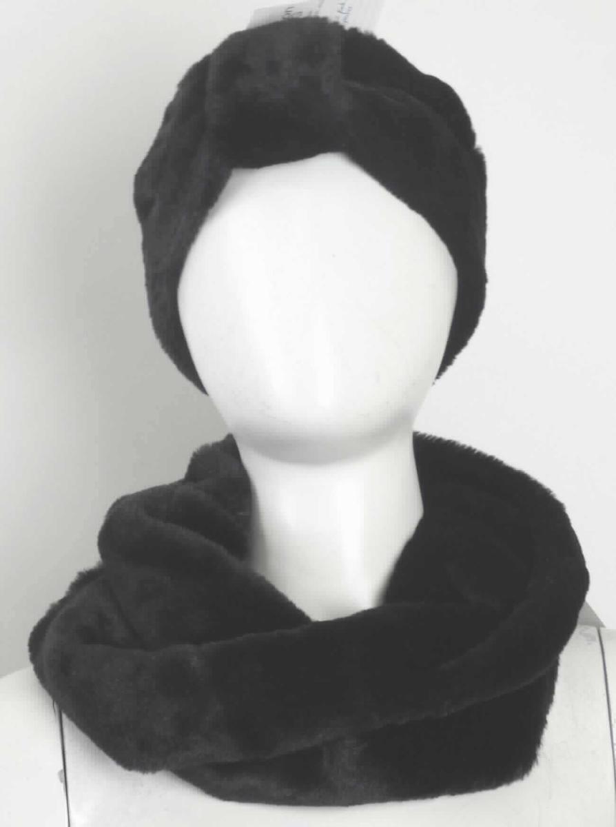 Halswärmer und Stirnband, sog. Fake Fur Loopschal und Stirnband, in Erwachsenengröße, Foto siehe Anlage,
- als Set in einem Polybeutel verpackt,
- Halswärmer:
-- flachliegend in den Abmessungen von laut Antrag 20 cm x 38 cm, 
-- doppellagig gearbeitet; aus jeweils ca. 1,1 mm dicken, einfarbigen Plüschgewirken aus laut Antrag 100 % 
   Polyester (synthetische Chemiefasern), weder gummielastisch noch kautschutiert,
-- schlauchförmig; an den Schmalseiten verdreht und an den Längsseiten zusammengenäht (somit konfektioniert),
-- wird in Art eines Rollkragens um den Hals getragen, somit kein Schal der Unterposition 6117 1000,
-- individuelles (selbstständiges) Einzelstück, das eine Ergänzung von Kleidung darstellt,
- Stirnband:
-- mit einem Umfang von ca. 60 cm und einer maximal Breite von ca. 11 cm,
-- doppellagig gearbeitet; aus einfarbigen Plüschgewirken aus laut Antrag 100 % Polyeste; weder gummielastisch 
   noch kautschutiert, 
-- auf der Rückseite mit einem eingezogenen, elastischen Band,
-- auf der Vorderseite mit einer aufgenähten Schlaufe,
-- durch Zusammennähen konfektioniert,
-- wird als Stirn- oder Kopfband um den Kopf und über die Ohren als Kälteschutz getragen,
-- aufgrund des textilen Charakters wird die Ware nicht vom Warenkreis der Position 9615 erfasst,
-- individuelles (selbstständiges) Einzelstück, das eine Ergänzung von Kleidung darstellt.

"Anderes konfektioniertes Bekleidungszubehör (Halswärmer und Stirnband), aus (weder gummielastischen noch kautschutierten) Gewirken"