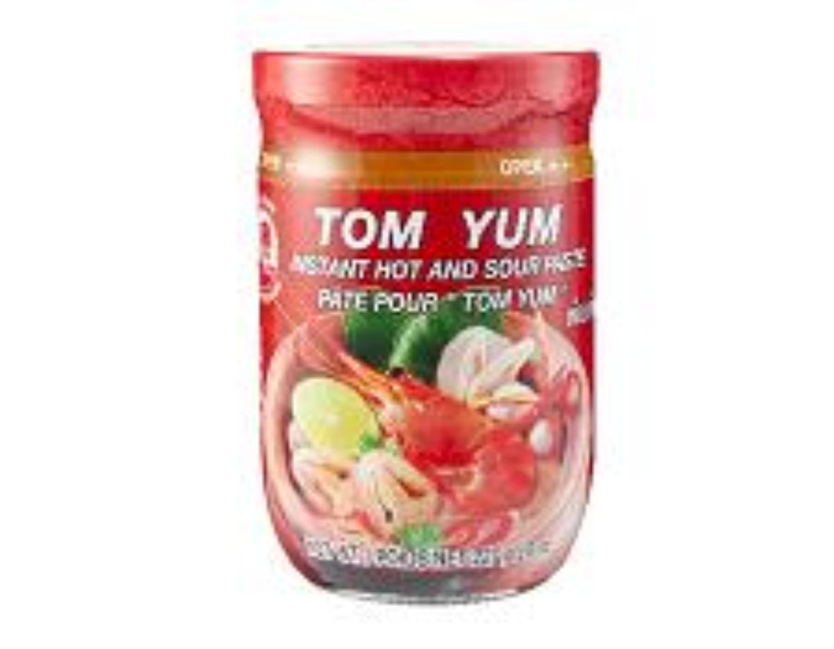 Suppenpaste "Tom Yum".

Neuerteilung der vZTA DE 9867/14-1.

Beschaffenheit des vorgelegten Warenmusters:
Originalglas mit Schraubdeckel und umlaufendem, mehrfarbig bedrucktem Etikett. Dieses enthält Angaben über den Vertreiber, die Produktbezeichnung, den Inhalt (227 g), die Zutaten, die Nährwerte sowie Hinweise zur Zubereitung (2 EL Paste zu 3 Tassen kochendem Wasser geben und nach Belieben Shrimps und Pilze hinzufügen). Inhalt: Rotbraune, faserige Paste in einem rotem Öl; Geruch nach Zitronengras, Geschmack intensiv aromatisch würzig, salzig, sauer, fischig, leicht scharf; anleitungs-
gemäßes Zubereiten ergibt eine orangebraune, ölige, unmittelbar genießbare Suppe asiatischer Art.

Zubereitung zum Herstellen einer Suppe, keine Tomaten und weniger als 50 GHT Mononatriumglutamat enthaltend.