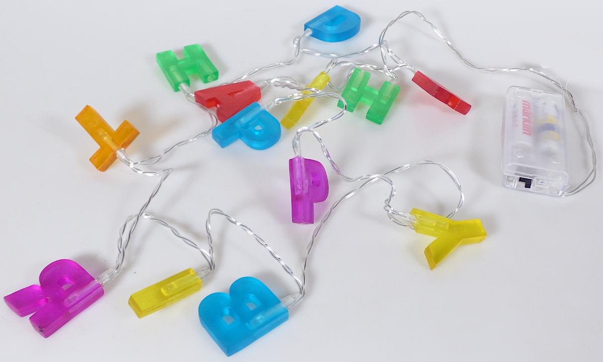 Bei der sog. "LED Lichterkette Happy Birthday" (NAN 9997952) handelt es sich um eine ca. 100 cm lange Lichterkette, bestehend aus einer gedrehten Girlande aus zwei mit farblosem Kunststoff isolierten elektrischen Kabeln mit 13 im Dauerlicht leuchtenden LED-Brennstellen. An jeder Brennstelle ist ein Aufsatz aus buntem, transparentem Kunststoff in Form von Buchstaben aufgesteckt, die die Worte "Happy Birthday" bilden. Die Lichterkette ist mit einem Batteriefach mit EIN/AUS-Schalter ausgestattet.

Die Ware ist als "elektrischer Beleuchtungskörper, anderweit weder genannt noch inbegriffen, nicht von den Unterpositionen (HS) 9405 11 bis 9405 41 erfasst, ausschließlich zur Verwendung mit LED-Lichtquellen bestimmt, kein Scheinwerfer, aus Kunststoffen" einzureihen.