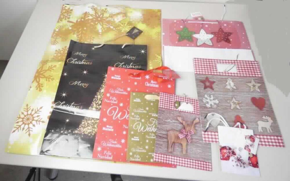 Bei der vorgelegten Ware handelt es sich um einen geklebten Blockbodenbeutel mit Seitenfalten aus mit dünner Kunststofffolie überzogenem Papier. Die Außenseiten des Beutels sind im Wesentlichen mit stilisierten Abbildungen von Eiskristallen bedruckt. Der rechteckige Boden mit einer Breite von mehr als 40 cm ist innen mit einem Pappzuschnitt verstärkt. Der obere Rand ist nach innen eingeschlagen, an beiden Längsseiten mit Pappzuschnitten verstärkt und je Seite zweimal gelocht. Durch jedes Lochpaar ist eine als Trageschlaufe dienende Spinnstoffkordel gezogen. An einer der ist ein als Geschenkanhänger zum Beschriften dienender, gelochter Zuschnitt aus einseitig mit dem gleichen Motiv wie der Beutel bedrucktem Papier eingefädelt. Der Beutel ist auf der Innenseite am oberen Rand mittig mit einem perforierten, mit Eurolochung versehenen Zuschnitt aus klarsichtiger, stabiler Kunststofffolie beklebt.

Abbildungen siehe Anlage.

Derartige Waren gehören als "Säcke und Beutel mit einer Bodenbreite von 40 cm oder mehr, aus Papier" zum TARIC-Code 4819 30 00 00, da es sich zolltarifrechtlich um eine aus verschiedenen Stoffen und Bestandteilen zusammengesetzte Ware handelt, deren wesentlicher Charakter nach dem Umfang sowie nach der Bedeutung für die Verwendung durch den Blockbodenbeutel aus überwiegend Papier bestimmt wird.