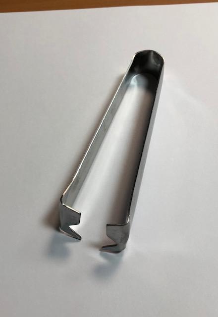 "Rosenentdorner"

- zangenartiges Erzeugnis, bestehend aus zwei Schenkeln und arbeitendem Teil aus unedlem Metall

- am unteren Ende zu jeweils einer Kerbe (arbeitender Teil) ausgearbeitet

- mit einer Gesamtlänge von ca. 13 cm
  
- zum Entfernen von Blumendornen (z. B. Rosen) und Stängelblättern in der Floristik bzw. im Gartenbau

Abbildung siehe Anlage.

Derartige Erzeugnisse sind als "andere Handwerkzeuge für den Gartenbau, mit arbeitendem Teil aus unedlem Metall, andere als in den TARIC-Codes 8201 1000 00 bis 8201 6000 00 genannte" in den TARIC-Code 8201 9000 00 einzureihen.
