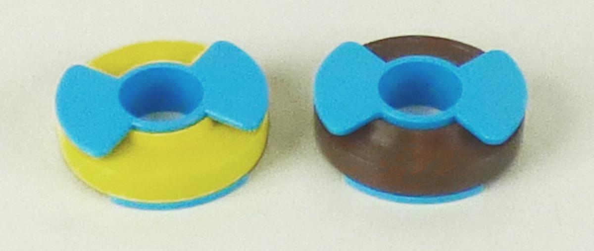 Angaben des Antragstellers:
Das Kennzeichnungsband/Identifikationsband ist eine schnelle, einfache und sichere Methode zur Farbkodierung. Einsatz findet dieses Produkt im medizinischen Bereich.
Material: Spule aus Kunststoff (Durchmesser: 4 cm); Tape aus Kunststoff (7,6 m lang und 6,5 mm breit), in verschiedenen Farben erhältlich

Untersuchungen an Warenmustern:
Es wurden zwei selbstklebende Bänder (braun bzw. gelb, Breite: jeweils ca. 0,6 cm) mit einem Träger aus Kunststoff (PVC) vorgelegt. Jedes Band ist auf eine Kunststoffspule gewickelt und in einer aufklappbaren, transparenten Kunststoffbox verpackt. Die Klebebänder sind mit einem Klebstoff auf Kautschukbasis versehen.

Befund:
Es handelt sich um selbstklebende Bänder aus Kunststoff im Sinne der Unterposition (KN) 3919 1012.