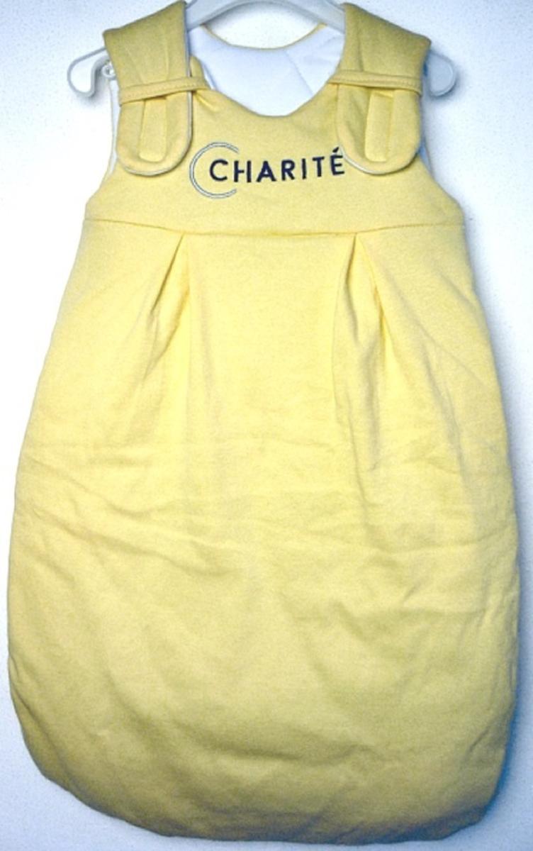 Kleidung für Kleinkinder (Schlafkleidung), sog. Baby-Schlafsack mit Logo "Charité", Art. #1873, Größe S,
Foto siehe Anlage,
- laut Antrag:
-- aus 0,8 mm dicken, einfarbigen Gewirken aus 100 % Baumwolle,
-- mit einer Länge von 60 cm,
-- abgesteppt wattiert gefüttert,
-- mit einem runden Halsausschnitt,
-- ärmellos, die Träger sind mit Klettverschlüssen zu schließen,
-- im Brustbereich mit aufgesticktem Schriftzug,
-- auf der linken Seite bis ca. 10 cm vom unteren Rand entfernt mit einem Reißverschluss zu öffnen,
-- am unteren, gerundeten Rand geschlossen,
- dient als Schlafkleidung für Kinder, somit keine Ware der Position 9404,
- aufgrund der Länge von weniger als 86 cm handelt es sich um Kleidung für Kleinkinder der
  Position 6111.

"Kleidung aus Gewirken für Kleinkinder, aus Baumwolle"
