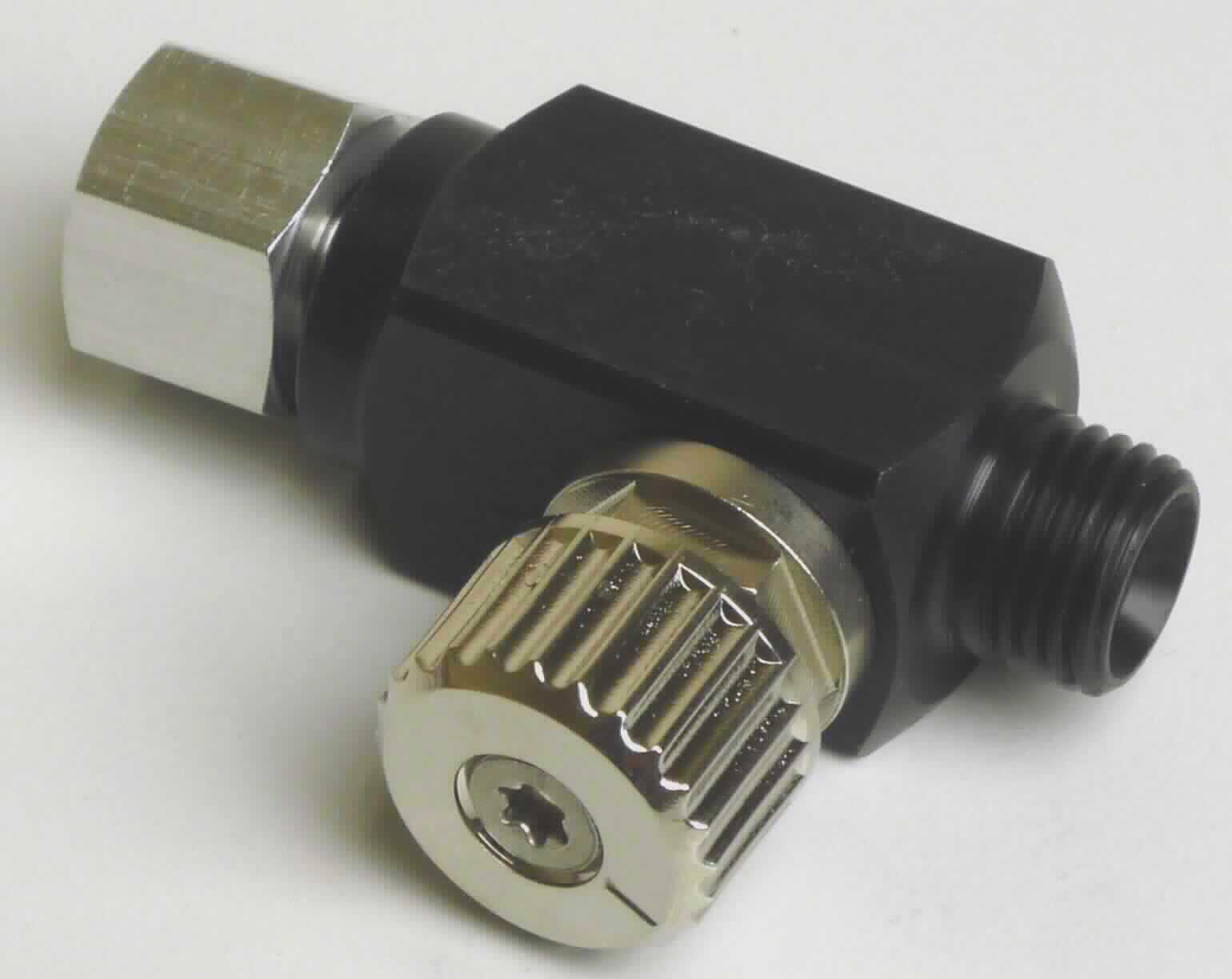 Bei der als "Luftmengenregulierer" bezeichneten Ware handelt es sich um ein Ventil mit einem quaderförmigen Körper und den Maßen von ca. 30 x 18 x 18 mm (L x B x H). In Längsrichtung des Ventilkörpers befindet sich der Lufteingang und Ausgang, jeweils als Schraubverbindung (1/4 Zoll Außen- und Innengewinde) ausgeführt. Auf dem Ventil befindet sich ein Rändelknopf zur genauen Einstellung der Luftmenge in Abhängigkeit von der Materialviskosität im Lackierprozess und zur Spritzluftreduzierung beim Beilackieren. Die Ware besteht aus einer Aluminiumlegierung, teilweise schwarz eloxiert.

Die Ware ist als "Armatur für Rohr- und Schlauchleitungen; Ventil für die pneumatische Energieübertragung, nicht für bestimmte Luftfahrzeuge" einzureihen.