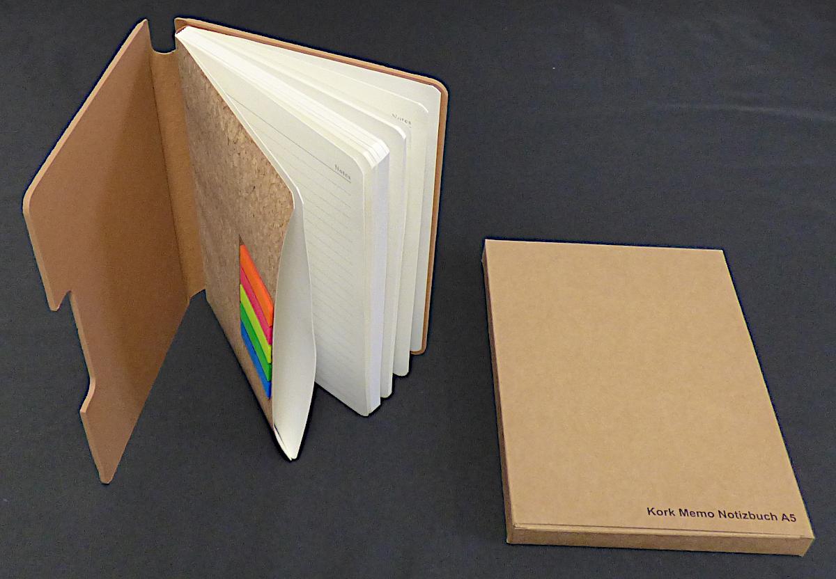 Es handelt sich um eine Zusammenstellung der nachfolgend beschriebenen Waren, die gemeinsam in einer klarsichtigen Kunststofffolie und einer Schachtel aus Pappe verpackt sind:

1. Ein durch Klebebindung und Fadenheftung gebundenes Notizbuch (Format etwa 21 cm x 14,8 cm), mit einem Einband aus einer dünnen Schicht miteinander verpresster und verklebter Korkstücke und Seiten aus Papier.
Die Seiten sind liniert und in der Kopfzeile jeweils mit den Wörtern „Date“ (oben links) und „Notes“ (oben rechts) bedruckt. Das Notizbuch ist zusätzlich in einem aufklappbaren Pappeinband eingeklebt, der außen mit Kork und innen mit einem lederartigen Material überzogen ist.

2. Fünf Haftnotizblöcke aus Kunststoff (Abmessungen etwa 1,2 x 4,5 cm) in unterschiedlichen Farben (blau, grün, gelb, pink und orange). Die Blöcke sind auf einer etwa 7,7 cm x 5 cm großen Kunststofffolie angebracht und auf das unter 1. beschriebene Notizbuch geklebt.

Abbildung siehe Anlage. 

Derartige Waren gehören als "Notizbücher, ohne Kalendarium, aus Papier" zur Codenummer 4820 1030 00 0 des Zolltarifs.