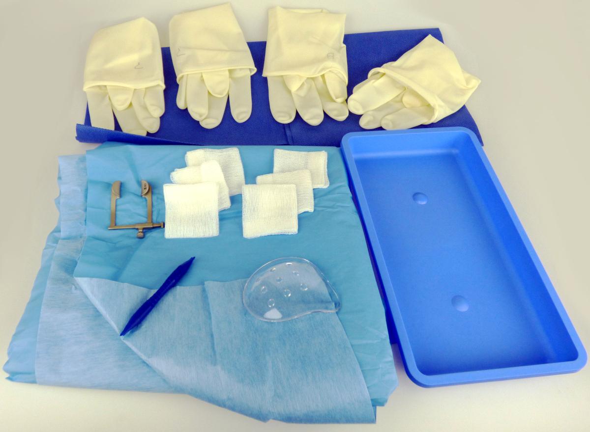 OP-Set für die Augenchirurgie, in Form einer Warenzusammenstellung in Aufmachung für den Einzelverkauf, bestehend aus
- einem Augentuch 50 x 60 cm, blau, mit mittiger selbstklebender Lochung 10 x 10cm, geschlitzt,
  zum sterilen Abdecken des Patienten;
- eine rechteckige Schale aus Kunststoff, blau, sog. Tablett Kunststoff;
- sechs Mullkompressen 5 x 5 cm, 8fach, 17fädig;
- eine Augenklappe aus Kunststoff mit Lochungen, Länge ca. 8 cm;
- ein Lidsperrer, mit geschlossenen Valven, als verstellbarer Mechanismus, mit Sicherungsmutter,
  verhindert den ungewollten Lidschluss;
- einem Augenmarker (Skleralmarker), sog. Markierer 3,5/4,0mm, blau, aus Kunststoff, beidseitig
  mit einer Einkerbung am Ende (3,5 bzw. 4,0 mm), Länge ca. 8,5 cm; zum Fixieren und
  Markieren des Injektionsbereichs (Injektionshilfe);
- zwei Paar OP-Handschuhen aus Latex, Gr. 7 und 8;
- eine Tischabdeckung 75 x 100 cm als Einschlag.
Die zum Einmalgebrauch vorgesehenen Bestandteile und ein Inhaltsverzeichnis aus Papier sind gemeinsam steril in einer Tiefziehpackung untergebracht und dienen der Durchführung einer Augenoperation in Kliniken und Arztpraxen.
48 dieser Sets sind in einem Versandkarton enthalten.

Im Vergleich des Wertes, des Umfangs und der Menge (Anzahl) sowie der Bedeutung im Hinblick auf die Verwendung sind alle in Betracht kommenden Positionen der Warenzusammenstellung als gleichrangig zu bewerten.
Ein charakterbestimmender Bestandteil kann somit nicht ermittelt werden. Deshalb erfolgt die Einreihung gemäß AV 3 c) in die letztgenannte Position sowie in die letztgenannte Unterposition. 

Die Ware wird als "anderes augenärztliches Instrument, nicht von den Unterpositionen (KN) 9018 1100 bis 9018 4990 erfasst" eingereiht.