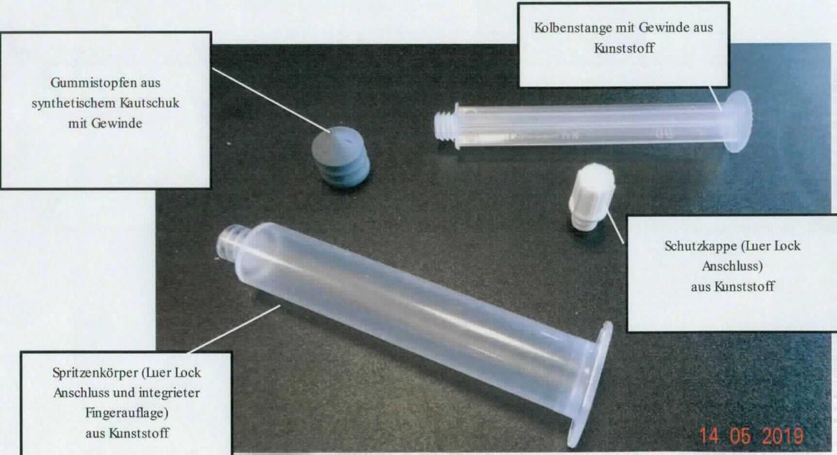 Sog. Injektionsspritze ohne Nadel,
- aus einem zylinderförmigen Spritzenkörper aus Kunststoff ohne Skalierung, einem sich darin 
  bewegenden Kolben aus Kunststoff mit Betätigungsvorrichtung sowie einem Ansaug- und 
  Abgabestutzen mit Schutzkappe (Abbildung siehe Anlage),
- zur Verwendung bei Testläufen bei der Herstellung einer Abfüllmaschine für Pharmaprodukte 
  (nicht Gegenstand der vZTA).

"Flüssigkeitspumpe, Handpumpe, keine Ware der TARIC-Codes 8413 1100 00 bis 8413 1900 90 - sog. Injektionsspritze ohne Nadel"