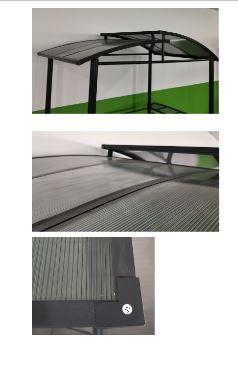 Bei den durch eine Abbildung veranschaulichten Artikeln handelt es sich um transparente Hohlkammerplatten aus Polycarbonat, einem Kunststoff im Sinne der Anmerkung 1 zu Kapitel 39.
Die ca. 120 x 48,5 x 0,6 cm bzw. ca. 139,4 x 48,5 x 0,6 cm großen, nach außen gewölbten Platten sind in regelmäßigen Abständen mit senkrechten Stegen verstärkt und sollen als Dachplatten für z. B. Grillpavillons dienen.

Aufgrund der Hohlkammern kommt eine Einreihung in die Positionen 3920 oder 3921 nicht in Betracht.

Insgesamt sechs Plattten sind in einem Pappkarton aufgemacht und werden zolltarifrechtlich als "Baubedarfsartikel aus Kunststoff, anderweit weder genannt noch inbegriffen, andere als von den Codenummern 3925 1000 00 0 bis 3925 9020 00 0 erfasst" eingereiht.