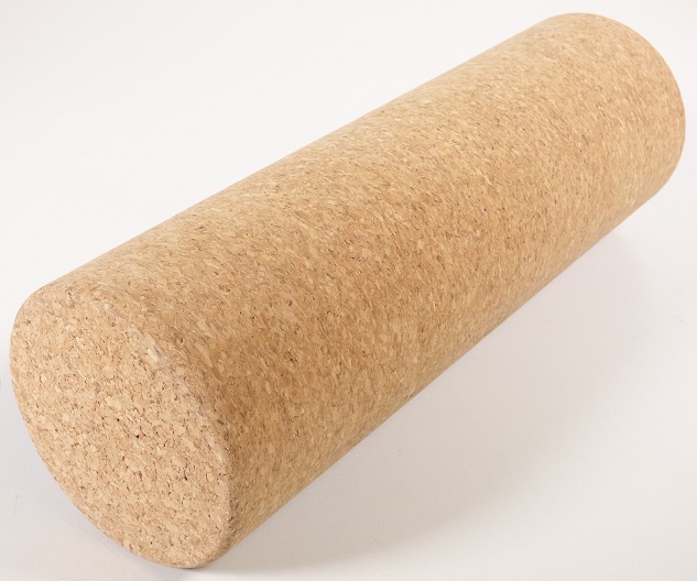 Nach den Antragsangaben und dem vorgelegten Warenmuster handelt es sich bei dem Erzeugnis "Faszien Rolle Kork" um eine mit einem handelsüblichen Papieretikett beklebte Rolle aus Presskork, mit einer glatt gepressten Oberfläche. Die ca. 30 x 9,5 cm (B x D) große, zylindrische Ware ist mit an den Längsseiten abgerundeten Kanten versehen. An einer der Endflächen befinden sich eingepresste bzw. aufgedruckte Herstellerangaben.
Eine Einreihung in die Position 9019 kommt nicht in Betracht, da sich die Ware aufgrund der neutralen Form und der glatten Oberfläche nicht erkennbar als ein Massagegerät der Position 9019 darstellt. 
Die Ware ist in transparenter Kunsttstofffolie mit Pappeinleger für die Abgabe zum Einzelverkauf aufgemacht. 

Zolltarifrechtlich handelt es sich bei derartigen Rollen um "Waren aus Presskork, andere als in den Codenummern 4504 1011 00 0 bis 4504 9080 10 0" genannt.