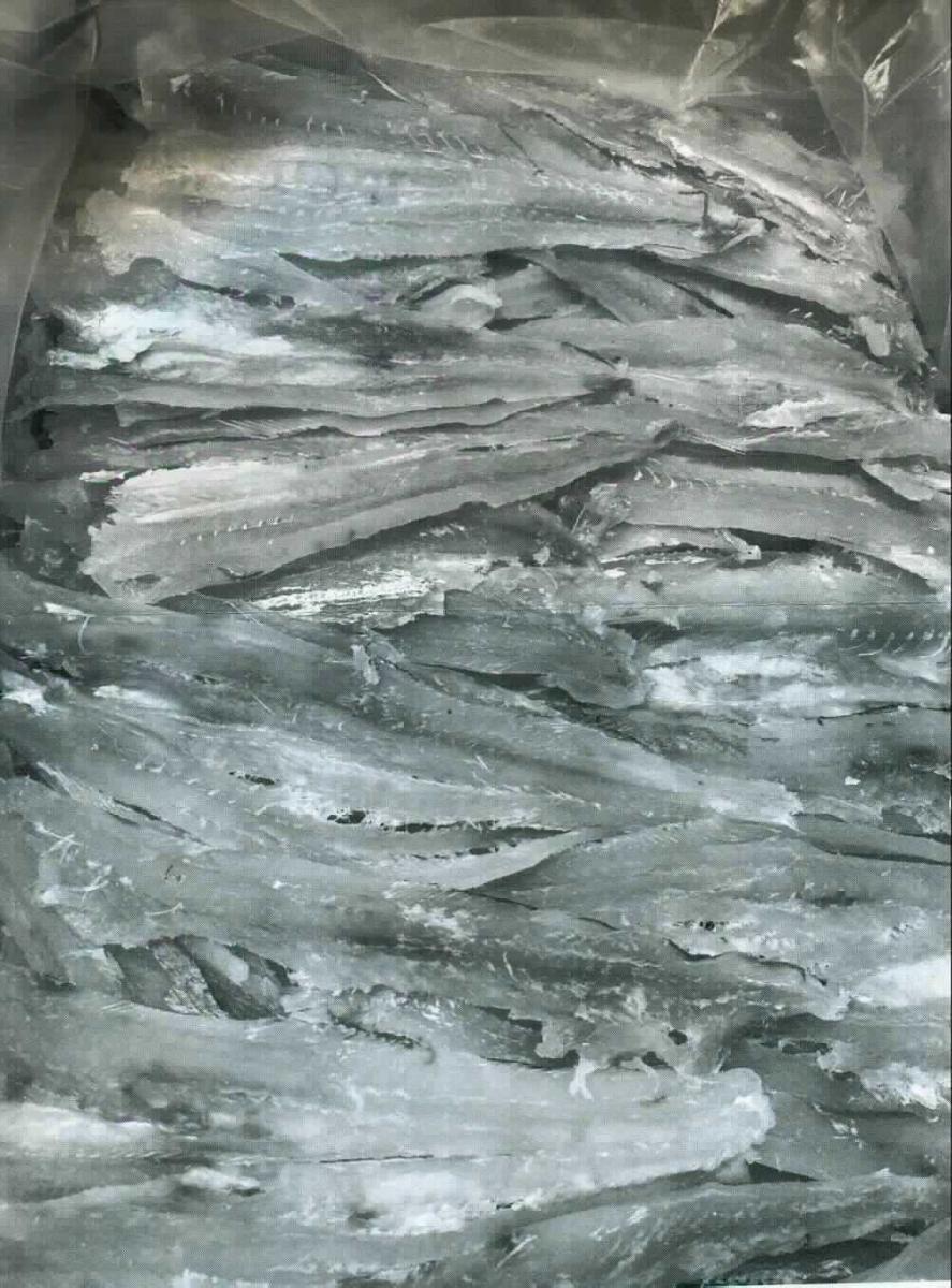 Nach den Antragsangaben und den vorliegenden Abbildungen handelt es sich um getrocknetes, gesalzene Filetstücke von Fischen der Art Micromesistius poutassou (Blauer Wittling).

Die Fischfilets sind in Folie eingeschlagen und in einem Karton mit einem Gewicht von 5 kg verpackt.

Zolltarifrechtlich handelt es sich um getrocknete, gesalzene, nicht geräucherte Fischfilets von Fischen der Familie Gadidae (Micromesistius poutassou; Blauer Wittling), andere als in den Codenummern 0305 5310 10 0 bis 0305 5390 40 0 genannt.
