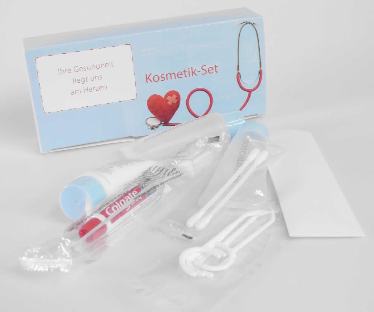 Bei der als "Kosmetik-Set Eco" Art. 2826 bezeichneten Ware handelt es sich um eine Warenzusammenstellung zur Körperpflege bei zum Beispiel kurzfristigen Aufhalten in Krankenhäusern oder Ähnlichem. Das Set besteht aus einer Zahnbürste, je einer kleinen Tube Zahnpasta, Duschgel, Haarshampoo und Körperlotion, einem kleinen, durchsichtigen Kunststoffkamm, vier Wattestäbchen und vier Sticks mit Zahnseide (jeweils ca. 2 cm), gemeinsam verpackt in einer bedruckten Pappschachtel. 

Vom Wert ähnlich sind bei dem Set Zahnbürste, Duschgel, Haarshampoo und Körperlotion, andere charakterbestimmende Merkmale sind nicht vorhanden. Ein charakterbestimmender Bestandteil kann deshalb nicht ermittelt werden, so dass das Set in die zuletzt genannte, der in Betracht kommenden Positionen eingereiht wird. Eine Reisezusammenstellung der Position 9605 liegt wegen des fehlenden Behältnisses nicht vor.

Das Set wird als "Bürste, Zahnbürste" eingereiht.