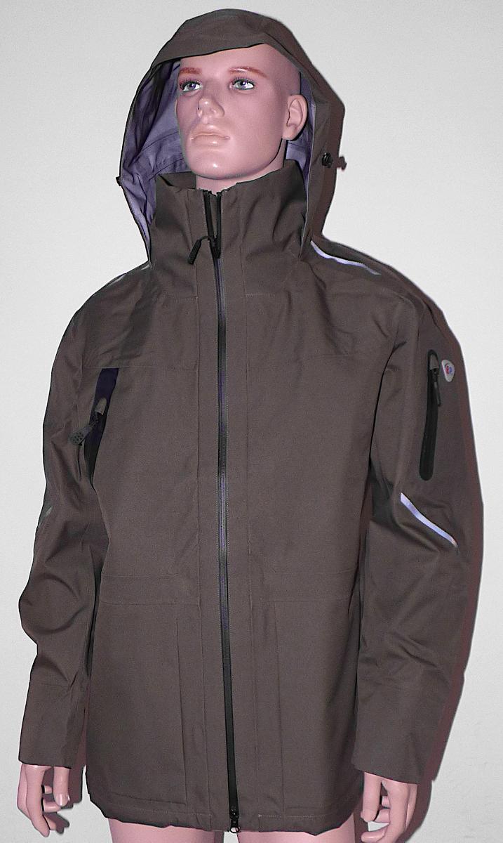 Anorakähnliches Kleidungsstück, sog. Wetterschutzjacke, Art. 1831-104-0073, Größe M,
Foto siehe Anlage,
- in einem Polybeutel verpackt,
- aus ca. 0,4 mm dicken, dreilagigen Flächenerzeugnissen der Position 5903 mit einer Außenlage
  aus einfarbigen Geweben aus laut Antrag 100 % Polyester (synthetische Chemiefasern), einer
  Zwischenlage aus einer Folie aus Kunststoff (laut Antrag Polyurethan) und einer Innenlage aus
  einfarbigen Gewirken,
- über den Schritt reichend (Rückenlänge: ca. 82 cm),
- mit einem Stehkragen mit einer in den Kragen einrollbaren Kapuze mit Tunnelzug,
- vorn mit einer durchgehenden Öffnung mit einem bis in die Kragenspitzen reichenden Reiß-
  verschluss,
- ohne Hinweise auf den Trägerkreis (unisex),
- mit langen Ärmeln; an den Ärmelenden mit einem eingenähten "Windfang" ausgestattet,
- mit verschiedenen Taschen mit Reißverschluss,
- am unteren Rand durch Umschlagen und Festnähen gesäumt,
- wird im Allgemeinen über jeder anderen Kleidung und zum Schutz gegen das Wetter
  getragen, somit keine Jacke,
- die Gewebe der Außenlage verleihen der Ware insbesondere im Hinblick auf das äußere
  Erscheinungsbild ihren wesentlichen Charakter.

"Kleidung (anorakähnliches Kleidungsstück) aus Erzeugnissen der Position 5903, aus Geweben,
 für Frauen"