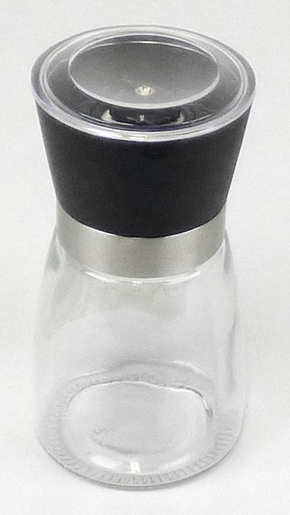 Anderer keramischer Haushaltsartikel, sog. Gewürzmühle, Artikel 7856620, 
Foto siehe Anlage, 
- aus verschiedenen Stoffen zusammengesetzte Gewürzmühle, bestehend aus:
- - einem zylinderförmigen Behälter aus klarsichtigem Glas, 
- - - zum offenen Ende hin schmaler werdend und mit einem Schraubgewinde versehen, 
- - einer runden Halterung aus Kunststoffen für das Mahlwerk, 
- - - auf den Glasbehälter geschraubt, 
- - - teilweise mit einer Verblendung aus unedlem Metall versehen, 
- - - am unteren Ende mit einer klarsichtigen Abdeckscheibe versehen, 
- - einem Mahlmechanismus mit einem kurzen Mahlgestänge und einer Feder aus 
     unedlen Metallen,
- - einem in die Kunststoffhalterung integrierten, zweiteiligen, weißen Mahlwerk, 
- - - nach vorheriger Formgebung gebrannt, 
- - - aus anderer Keramik (lt. Antrag Aluminiumoxidkeramik), 
- - das Mahlwerk aus Keramik bestimmt insbesondere aufgrund seiner Bedeutung in 
     Bezug auf die Verwendung den wesentlichen Charakter der Ware, 
- mit einer Höhe von ca. 13 cm und einem Durchmesser von ca. 6,5 cm.

"Anderer keramischer Haushaltsartikel (Gewürzmühle), anderer Artikel für den
Tisch- oder Küchengebrauch, aus anderer Keramik als Porzellan, gewöhnlicher Ton, 
Steinzeug, Steingut oder feine Erden (Aluminiumoxidkeramik)"