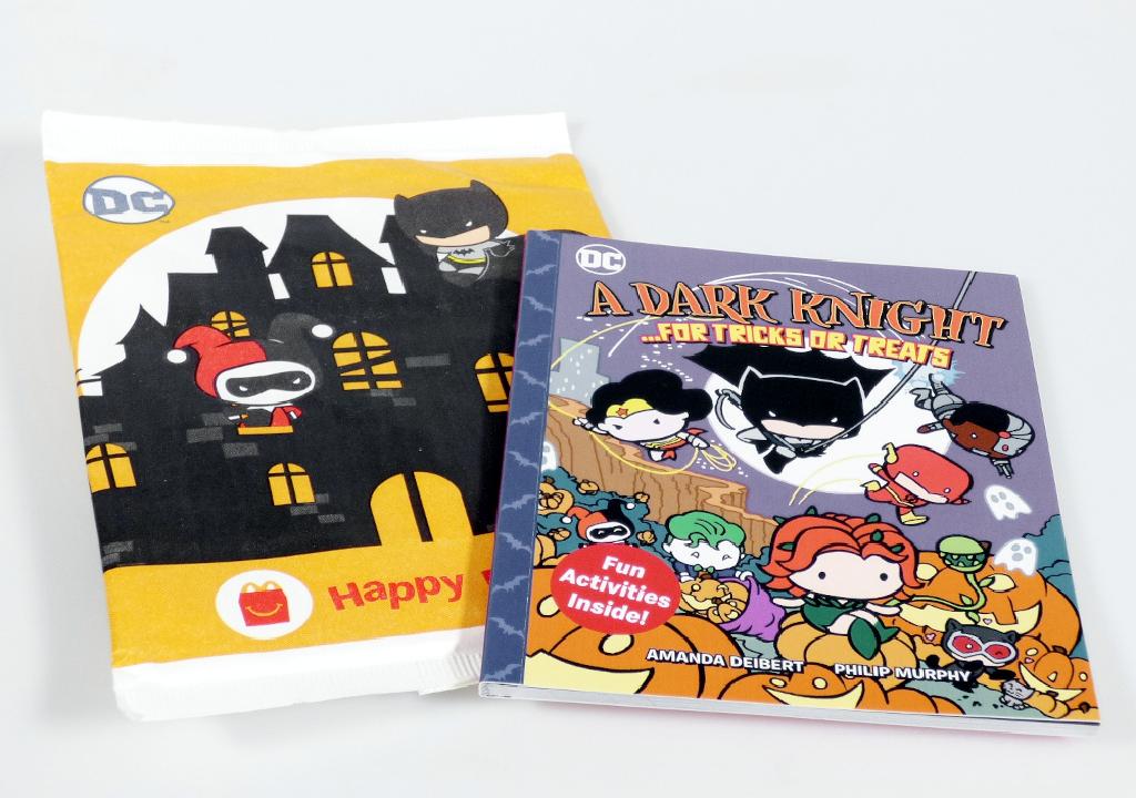 Bei der als "Mc Donald's - DC Halloween - 2022, Motiv: A Dark Knight for Trick and Treats" bezeichneten Ware handelt es sich um ein mit Text und Abbildungen bedrucktes, broschiertes Druckerzeugnis (Format: etwa 11,4 x 14,3 cm, Umfang: 32 Seiten ohne Umschlag, Klebebindung). Es enthält im Wesentlichen eine zum Lesen bestimmte, reich illustrierte fortlaufende Comicgeschichte für Kinder in englischer Sprache, die sich über 24 Seiten erstreckt. Die übrigen Seiten sind mit fünf Rätseln (z. B. Fehlersuche) und einer Malvorlage sowie einer Seite mit den Auflösungen der Rätsel bedruckt. Die Ware ist in einer Umschließung aus bedrucktem, innen mit dünner Kunststofffolie überzogenen Papierumschlag verpackt.

Abbildung siehe Anlage.

Derartige Waren gehören als "durch Text charakterisierte, zum Lesen bestimmte Broschüren und ähnliche Drucke, auch illustriert" zur Codenummer 4901 99 00 00 9 des Zolltarifs.