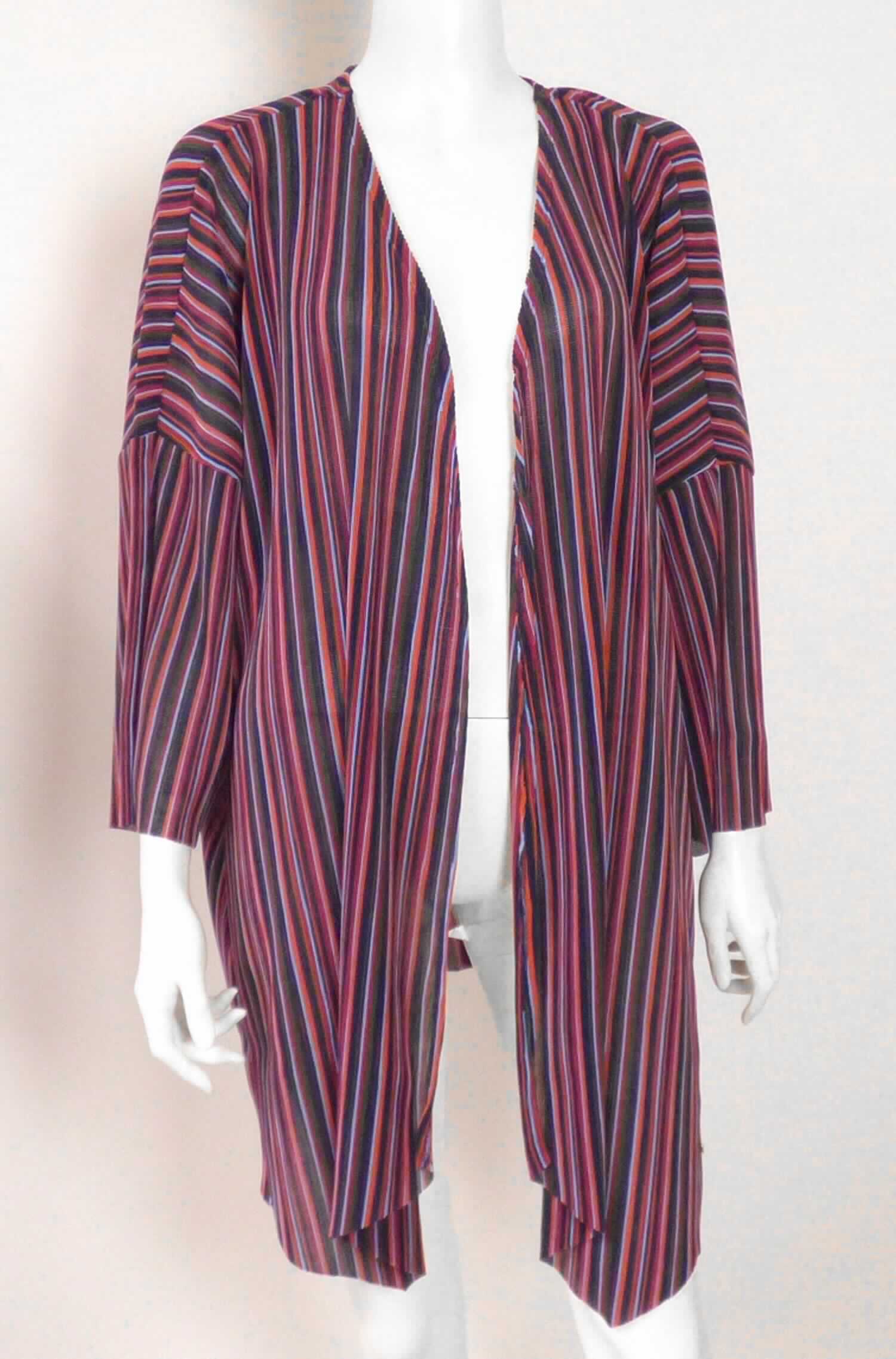 Jacke, sog. Damen Strickjacke, Art. 3055356.00.71, Größe S, Foto siehe Anlage,
- aus ca. 0,4 mm dicken, buntgewirkten Gewirken aus laut Antrag 100 % Polyester (synthetische Chemiefasern),
- über den Schritt reichend (Rückenlänge: ca. 78 cm), vorn spitz zulaufend ca. 12 cm länger gearbeitet,
- vorn mit einer durchgehenden Öffnung, ohne Verschluss,
- ohne Hinweise auf den Trägerkreis (unisex),
- mit langen Ärmeln,
- in Bahnen gearbeitet, damit keine Strickjacke der Position 6110,
- am unteren Rand lediglich geschnitten.

"Jacke, aus Gewirken, für Frauen, aus synthetischen Chemiefasern"