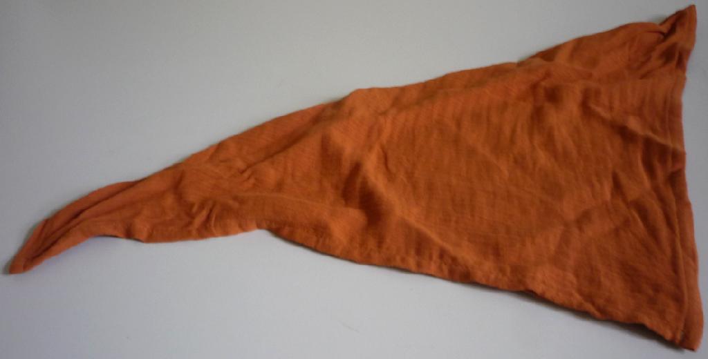 Ziertaschentuch, sog. Baby- und Kleinkind-Schlafbekleidung, Tuch oder Dreieckstuch, Foto siehe Anlage,
- in verschiedenen Farben und Designs (einfarbig oder bedruckt),
- aus ca. 0,8 mm dicken, einfarbigen bzw. bedruckten Geweben (sog. Mullgewebe) aus laut Antrag
  100 % Baumwolle, damit keine Ware des Kapitels 61,
- von annähernd quadratischer Form, mit den Abmessungen von ca. 45 cm x 47 cm,
- an den Rändern durch Umschlagen und Festnähen gesäumt (somit konfektioniert),
- ohne Hinweise auf Handarbeit,
- ist aufgrund der Abmessungen nicht für Kleinkinder mit einer Körpergröße von bis zu 86 cm bestimmt,
  deshalb keine Ware der Position 6209; aufgrund der Abmessungen (auf jeder Seite weniger als 60 cm)
  auch kein Halstuch der Position 6214 und keine Windel der Position 9619.

"Ziertaschentuch, aus Geweben, aus Baumwolle, nicht handgearbeitet"
