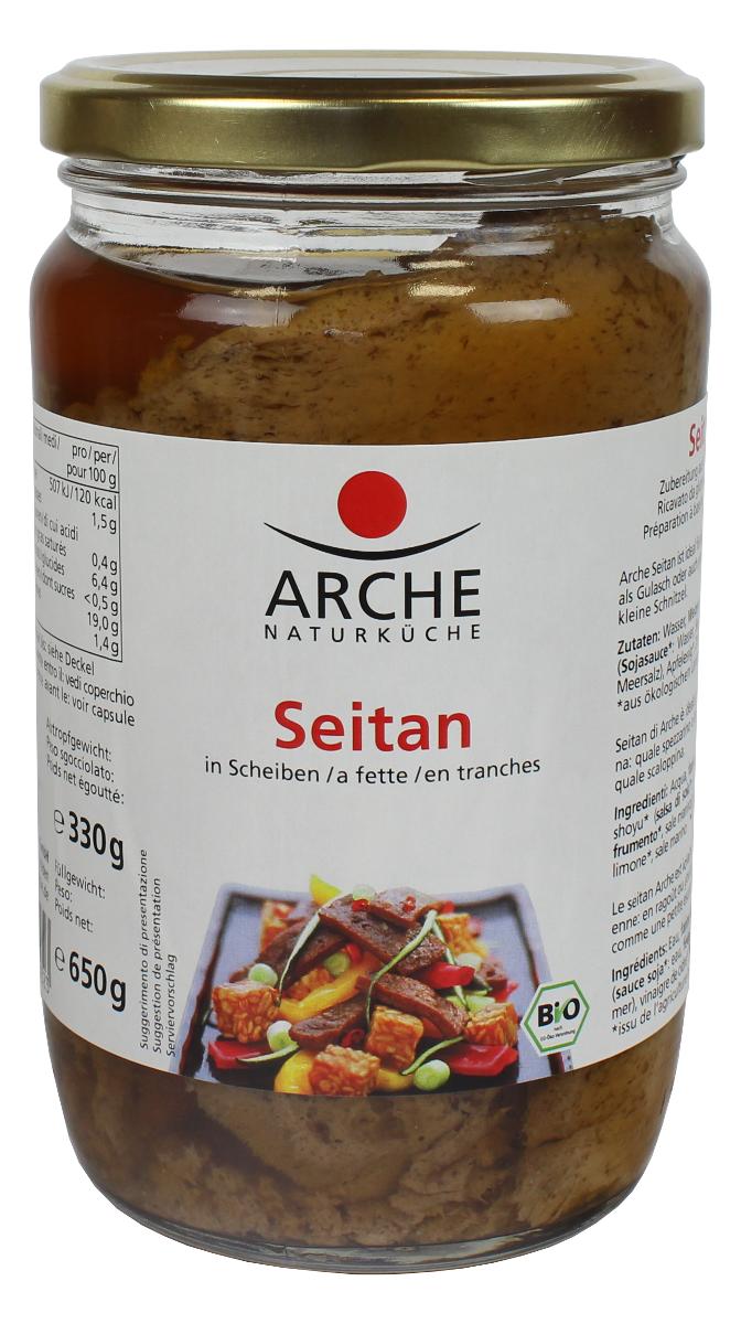 Seitan in Scheiben.

Etikettiertes Konservenglas mit Metallschraubverschluss mit Angaben zum Erzeugnis (Zubereitung aus Weizeneiweiß; 650 g Füllgewicht; 330 g Abtropfgewicht) und zu den Zutaten; darin Seitan-Scheiben in einer braunen, klaren Flüssigkeit.

Milchfett*: nicht enthalten
Stärke/Glucose*: weniger als 5 GHT
Saccharose/Invertzucker/Isoglucose*: weniger als 5 GHT
*: Antragsangaben

Lebensmittelzubereitung, anderweit weder genannt noch inbegriffen, kein Milchfett und jeweils weniger als 5 GHT Saccharose oder Isoglucose und Glucose oder Stärke enthaltend.
