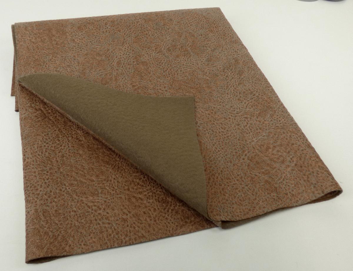 Textillaminat, sog. Möbelbezugsstoff, Foto siehe Anlage,
- als Meterware; mit einer Breite von laut Antrag 142 cm,
- laut Untersuchungsergebnis:
-- aus zwei mit ihrer ganzen Fläche aufeinander liegenden und so miteinander durch Kleben verbundenen
    Lagen:
--- mit einer Oberlage (Schauseite):
---- aus einem gerauten, geprägten und bedruckten Gewebe in Musterbindung aus ungezwirnten, nicht
      hochfesten Garnen,
----- mit Kettgarnen aus synthetischen Filamenten (laut Antrag Polyester),
----- mit Schussgarnen aus dickeren, synthetischen Filamenten (laut Antrag Polyester) und synthetischen
       Mikro-Spinnfasern (laut Antrag Polyester),
---- mit einem Gesamtanteil an:
----- synthetischen Filamenten von ca. 60 GHT,
----- synthetischen Spinnfasern von ca. 40 GHT,
--- mit einer Unterlage:
---- aus einem gerauten Kuliergewirke aus synthetischen Chemiefasern,
- insbesondere im Hinblick auf die Verwendung verleiht das die Schauseite bildende Gewebe der Ware
  ihren wesentlichen Charakter.

"Gewebe aus Garnen aus synthetischen Filamenten, anderes als in den Unterpositionen 5407 10 bis
  5407 84 genannte, bedruckt"