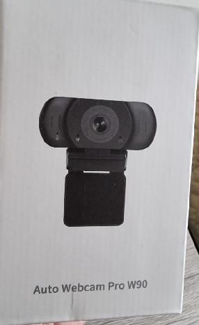 Webcam (Abbildung siehe Anlage)
- aus einem Bildsensor (Auflösung: 1920 x 1080 Pixel), Objektiv und Mikrofon in einem
  Gehäuse mit USB-Anschluss, zusammengesetzt mit einer Haltevorrichtung,
- ohne internen Bildspeicher,
- zur Aufnahme und Übertragung von Videobildern mit Ton und von Einzelbildern nach
  Anschluss an die USB-Schnittstelle einer automatischen Datenverarbeitungsmaschine,
- zur Verwendung als Webcam.

"Fernsehkamera mit Bildsensor, nicht von den TARIC-Codes 8525 81 00 00
 bis 8525 83 00 00 erfasst (Fernsehkamera, zusammengesetzt mit nicht charakter-
 bestimmender Haltevorrichtung - Webcam)"