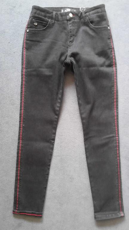 Lange Hose, sog. Damenhose, Größe W27/L28, Foto siehe Anlage,
- aus ca. 0,9 mm dicken, gefärbten (schwarz) Geweben aus laut Antrag 88 % Baumwolle, 
  8,5 % Polybutylenterephthalat und 3,5 % Elasthan (beides synthetische Chemiefasern),
- in der Taille abschließend; mit einem ca. 3,5 cm breiten, angesetzten Bund mit Gürtelschlaufen,
- vorn mit einer Öffnung mit Reißverschluss und Patte von links über rechts (Männerkleidung), die im Taillenbund 
  mit einem Knopf geschlossen wird,
- mit verschiedenen ein- und aufgesetzten Taschen,
- an der äußeren Seitennaht mit einem aufgenähten, gewebten Band verziert,
- mit knöchellangen Hosenbeinen; an den Beinabschlüssen durch Umschlagen und Festnähen gesäumt,
- keine Arbeits- und Berufskleidung.

"Lange Hose, aus Geweben, für Männer, aus Baumwolle, keine Arbeits- und Berufskleidung, andere als in den 
 Unterpositionen 6203 4231 und 6203 4233 genannte"