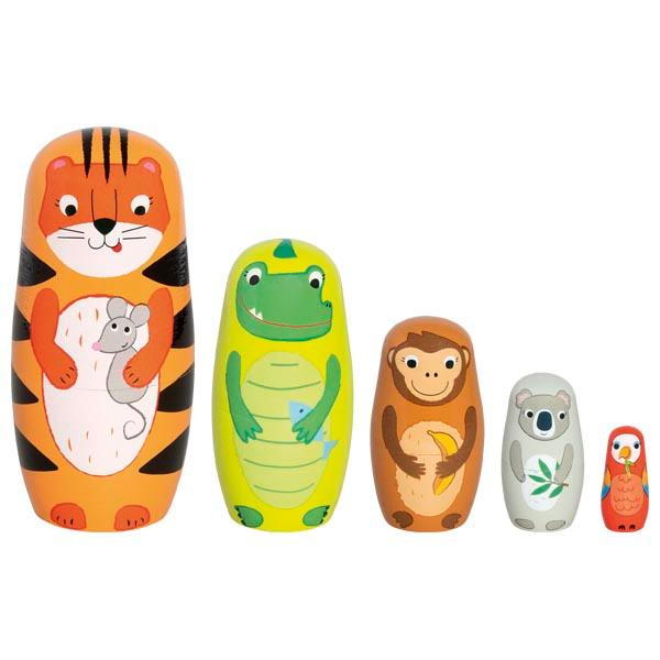 Bei dem durch ein Warenmuster veranschaulichten und als "Artikel 60661 - Matroschka Puppen Tiger Tavi" betiteltem Erzeugnis handelt es sich um Spielzeug in Form von fünf ineinander schachtelbaren
Figuren aus Holz.
Die Figuren stellen stilisierte Nachbildungen von Tieren dar (Tiger, Krokodil, Affe, Koalabär und Papagei). Sie bestehen jeweils aus zwei hohlen Hälften (Kopf mit Oberkörper sowie Unterkörper), lediglich die kleinste Figur ist aus einem Stück gefertigt. Die Spieltiere weisen weder ausgestaltete Arme noch Beine auf. Die Gesichter und die körperspezifischen Merkmale der Tiere sind farbig auf die Außenseiten der Figuren aufgemalt.
Die Figuren sind von ihren Maßen so abgepasst hergestellt, dass die jeweils kleinere Figur von der nächst größeren Figur aufgenommen werden kann.

Die Ware dient der spielerischen Unterhaltung insbesondere von Kindern, indem die Figuren zunächst auseinander und danach wieder passend in der Reihenfolge ineinander gesteckt werden können, bis
nur noch eine große Figur (der Tiger) sichtbar ist. Eine etwaige Verwendung als Ziergegenstand steht der Einreihung als Spielzeug nicht entgegen.
Laut ergänzenden Angaben des Antragstellers sind die Figuren nicht handgearbeitet. Sie sind in einer Pappschachtel verpackt.

Zolltarifrechtlich liegt "Spielzeug, Tiere oder nicht menschliche Wesen darstellend, ungefüllt,
nicht handgearbeitet aus Holz" vor.