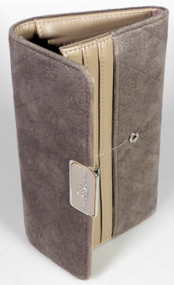 Geldbörse, sog. Geldbörse monogramm - JBW2291048, Foto siehe Anlage,
- mit einer Außenseite aus Spinnstoffen (im Stepp- und Kleeblattmuster geprägt),
- an der Rückseite mit einem eingesetzten Reißverschlussfach,
- mit einer Überschlagklappe mit Druckknopfverschluss,
- an der von der Überschlagklappe teilweise verdeckten Vorderseite mit sechs offenen Einsteckfächern
  im Bankkartenformat, 
- - an der Innenseite der Überschlagklappe mit einem offenen, optisch zweigeteilten Einsteckfach,
- - gefüttert; mit zwei Scheinfächern, sechs Einsteckfächern im Bankkartenformat und einem Münzfach
    in Form eines Trennstegs mit Reißverschluss ausgestattet,
- mit den Abmessungen: ca. 19,5 cm (Breite) x 11 cm (Höhe) x 3 cm (Tiefe),
- ohne Hinweise auf Handarbeit.

"Geldbörse, Taschen- oder Handtaschenartikel, mit Außenseite aus Spinnstoffen, nicht handgearbeitet"