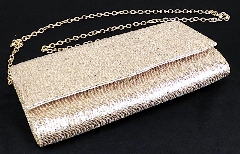 Handtasche, sog. Partyclutch - JBB2260530, Foto siehe Anlage,
- aus einem flächendeckend mit Pailletten aus Kunststoff beklebten Gewebe (Flächenerzeugnis
  der Position 5907), das mit einem durchbrochenen, die Außenseite bildenden Gewirke aus
  Spinnstoffen (metallisierte Garne und Monofile) überzogen ist,
- mit einem Trageriemen in Form einer abnehmbaren Gliederkette aus unedlem Metall,
- mit einer Überschlagklappe mit einem magnetischen Druckknopfverschluss,
- - gefüttert; innen mit einem offenen Einsteckfach ausgestattet,
- mit den Abmessungen: ca. 25 cm (Breite) x 13 cm (Höhe) x 4 cm (Tiefe),
- laut Antrag nicht handgearbeitet,
- Handtasche, da aufgrund der Größe und des Gesamteindrucks in erster Linie dazu geeignet,
  kleinere, persönliche Gegenstände aufzunehmen.

"Handtasche, mit Außenseite aus Spinnstoffen, nicht handgearbeitet"