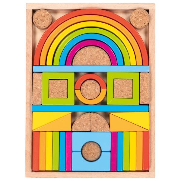 Bei der vorliegenden Ware handelt es sich um ein Baukastenspielzeug ("Artikel 58353 - Bauksteinkasten Kunterbunt"), bestehend aus
- Bauklötzen aus Kork (11 Stück) und aus Holz (30 Stück),
- in verschiedenen Formen (Zylinder, Keil, Bogen, Halbkreis, Quadrat, Rechteck, Kugel, Brücke) und
  Farben vorliegend,
- ohne Hinweise auf Fertigung in Handarbeit,
- können zum Bauen verschiedener Konstruktionen aufeinander gesetzt, gestapelt und gelegt werden,
- dient der spielerischen Unterhaltung,
- in einem Holzrahmen eingelegt und gemeinsam mit einem bedruckten Cornelabel eingeschweißt.

Derartige Erzeugnisse werden zolltarifrechtlich als "anderes als von den Unterpositionen (KN) 9503 0010 bis 9503 0030 erfasstes Baukastenspielzeug, nicht aus Kunststoff, nicht handgearbeitet" eingereiht.